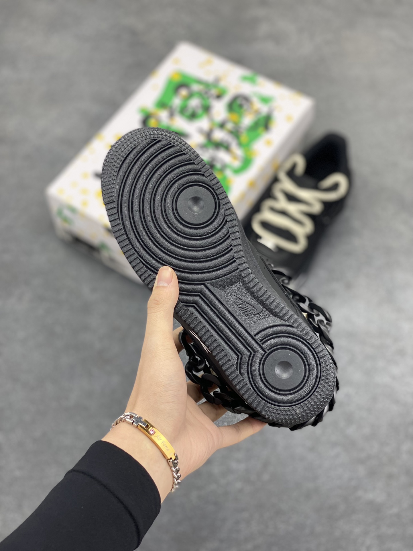 图片[5]-“黑解构 机能风”✨订制空军一号板鞋 ，该定制版球鞋选用原鞋款为Nike Air Force1空军一号低帮，设计灵感来源于当下流行的暗黑机能风，采用了简约的涂鸦设计，融合解构风格，营造出独特的视觉效果。 货号：CW2288-763 尺码：36 36.5 37.5 38 38.5 39 40 40.5 41 42 42.5 43 44 44.5 45-选品中心