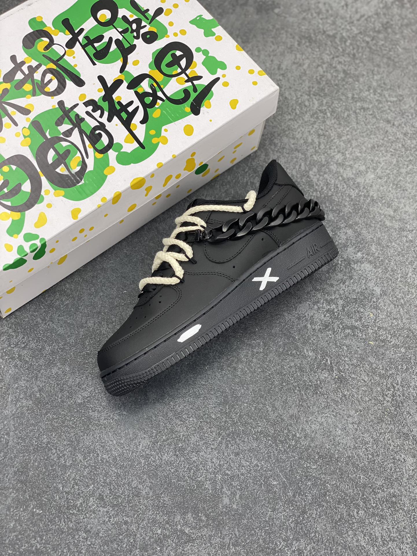 图片[7]-“黑解构 机能风”✨订制空军一号板鞋 ，该定制版球鞋选用原鞋款为Nike Air Force1空军一号低帮，设计灵感来源于当下流行的暗黑机能风，采用了简约的涂鸦设计，融合解构风格，营造出独特的视觉效果。 货号：CW2288-763 尺码：36 36.5 37.5 38 38.5 39 40 40.5 41 42 42.5 43 44 44.5 45-选品中心