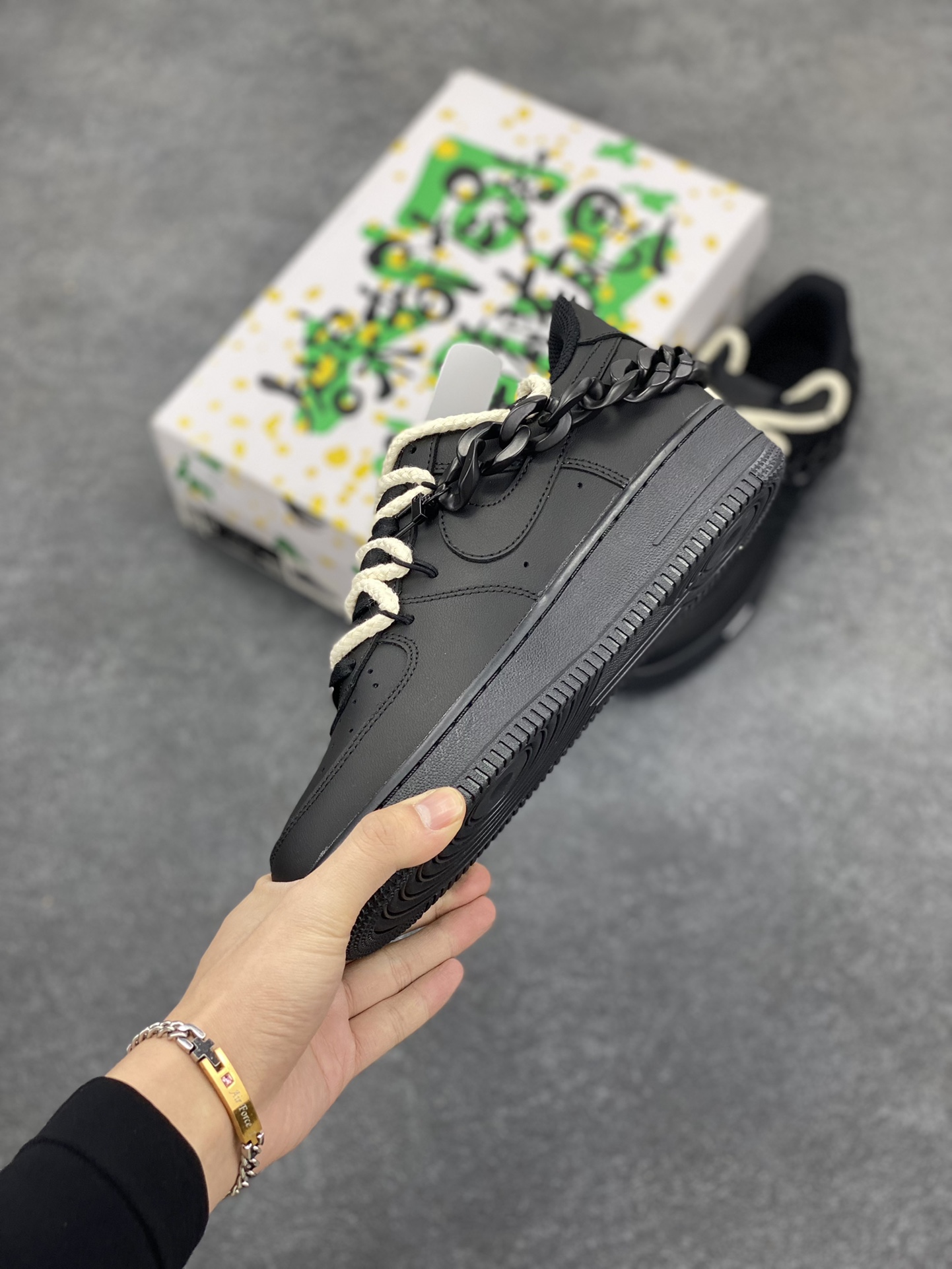 图片[3]-“黑解构 机能风”✨订制空军一号板鞋 ，该定制版球鞋选用原鞋款为Nike Air Force1空军一号低帮，设计灵感来源于当下流行的暗黑机能风，采用了简约的涂鸦设计，融合解构风格，营造出独特的视觉效果。 货号：CW2288-763 尺码：36 36.5 37.5 38 38.5 39 40 40.5 41 42 42.5 43 44 44.5 45-选品中心