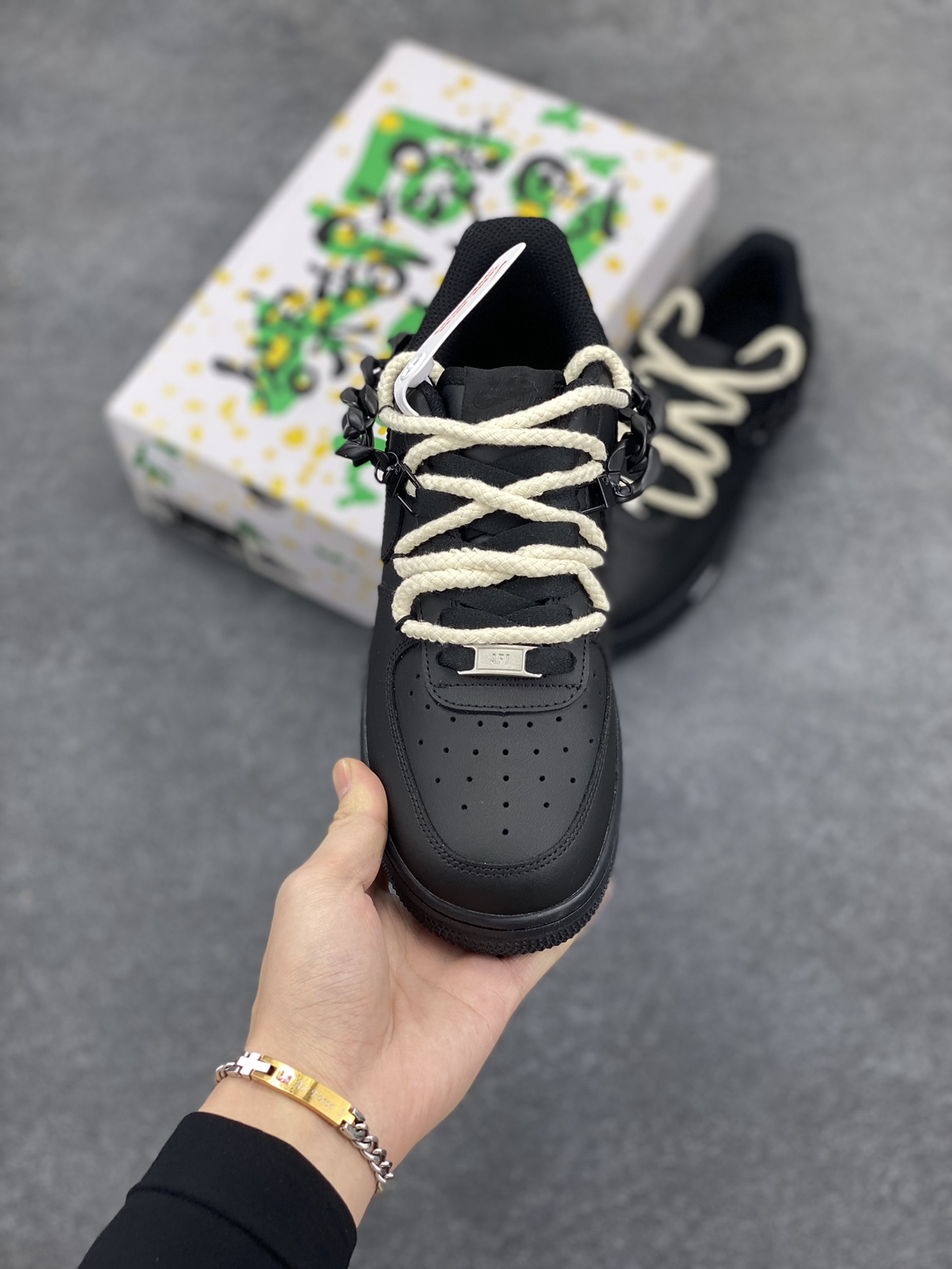 图片[2]-“黑解构 机能风”✨订制空军一号板鞋 ，该定制版球鞋选用原鞋款为Nike Air Force1空军一号低帮，设计灵感来源于当下流行的暗黑机能风，采用了简约的涂鸦设计，融合解构风格，营造出独特的视觉效果。 货号：CW2288-763 尺码：36 36.5 37.5 38 38.5 39 40 40.5 41 42 42.5 43 44 44.5 45-选品中心