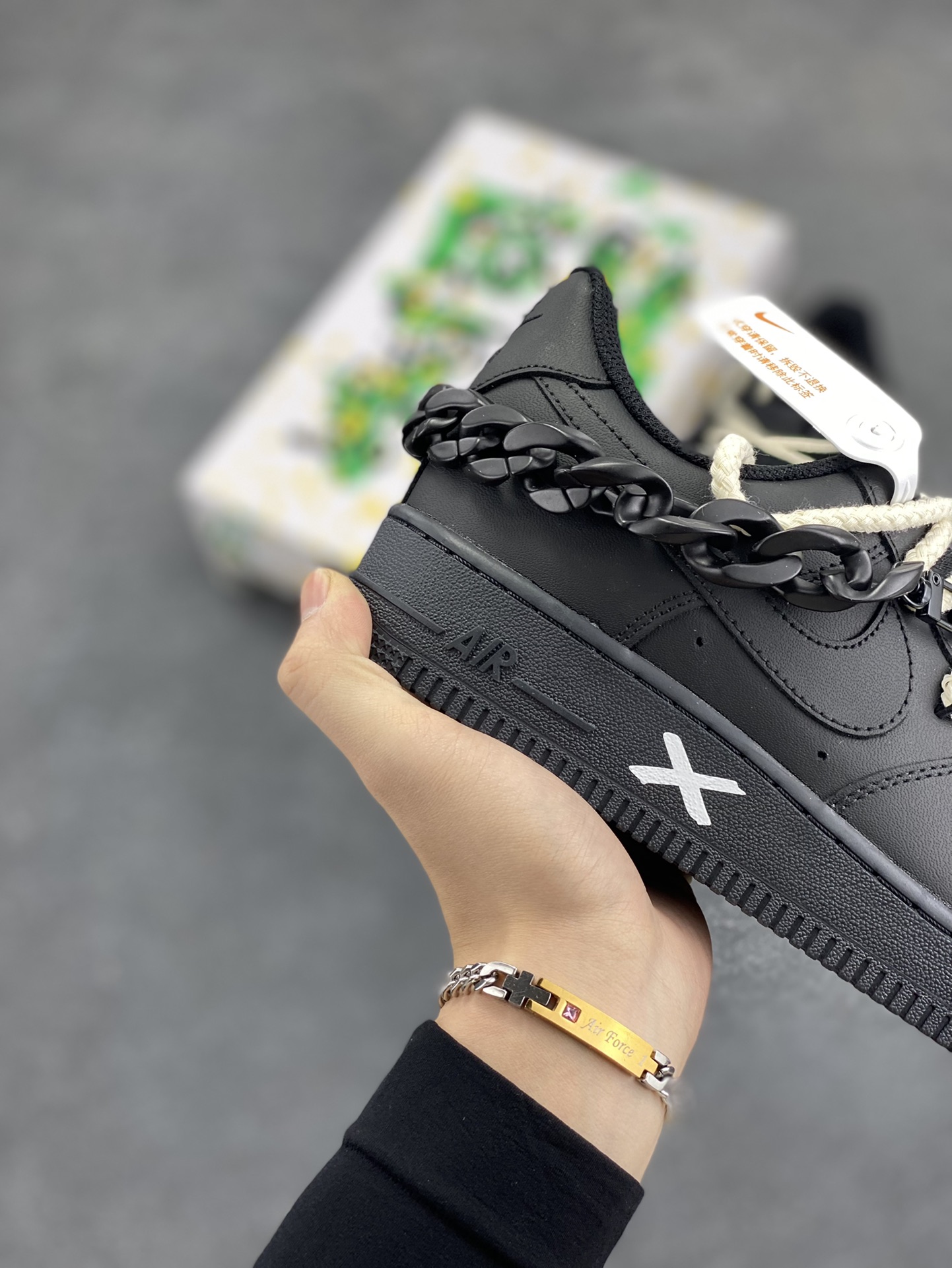 图片[6]-“黑解构 机能风”✨订制空军一号板鞋 ，该定制版球鞋选用原鞋款为Nike Air Force1空军一号低帮，设计灵感来源于当下流行的暗黑机能风，采用了简约的涂鸦设计，融合解构风格，营造出独特的视觉效果。 货号：CW2288-763 尺码：36 36.5 37.5 38 38.5 39 40 40.5 41 42 42.5 43 44 44.5 45-选品中心