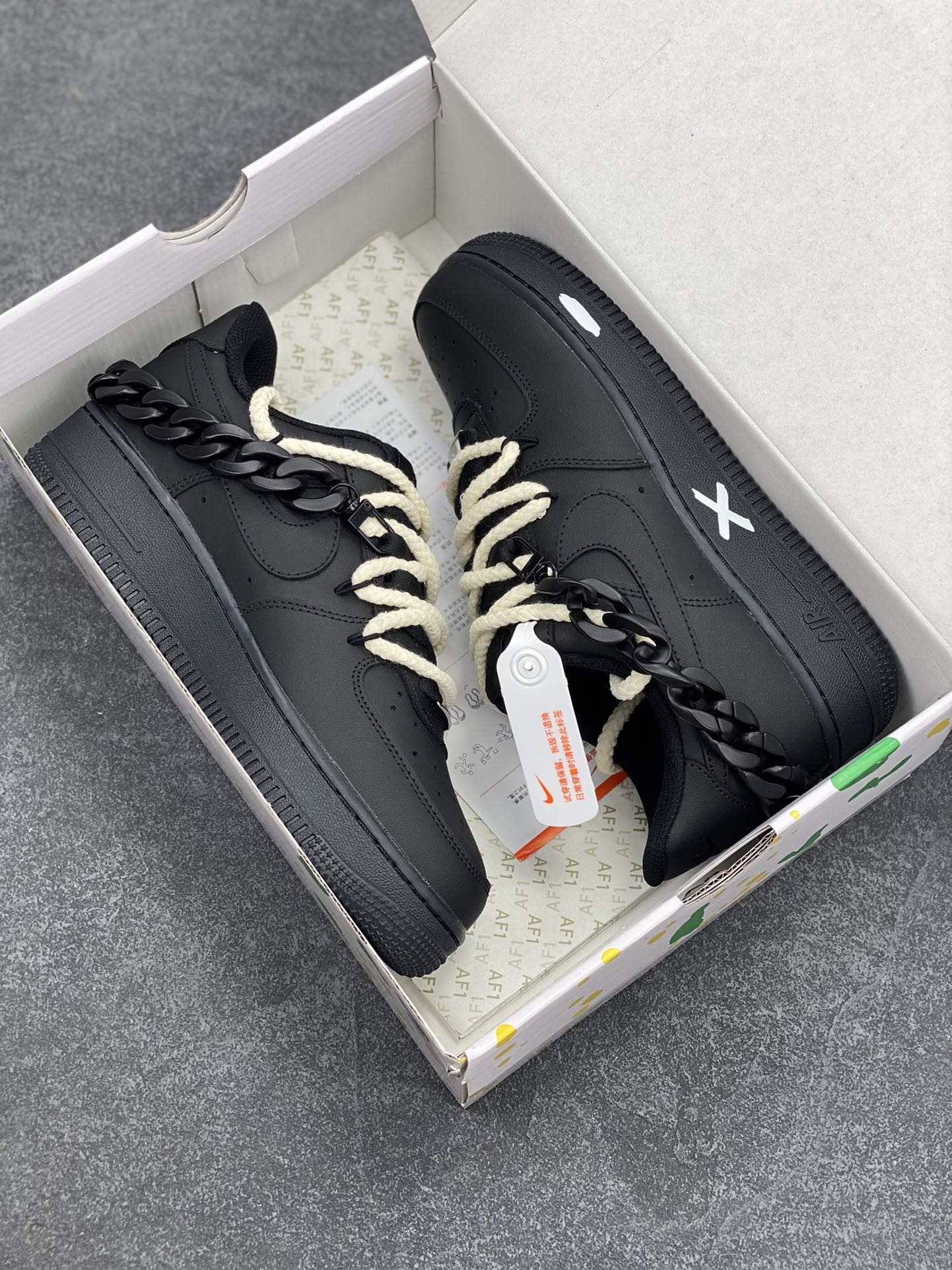 图片[9]-“黑解构 机能风”✨订制空军一号板鞋 ，该定制版球鞋选用原鞋款为Nike Air Force1空军一号低帮，设计灵感来源于当下流行的暗黑机能风，采用了简约的涂鸦设计，融合解构风格，营造出独特的视觉效果。 货号：CW2288-763 尺码：36 36.5 37.5 38 38.5 39 40 40.5 41 42 42.5 43 44 44.5 45-选品中心