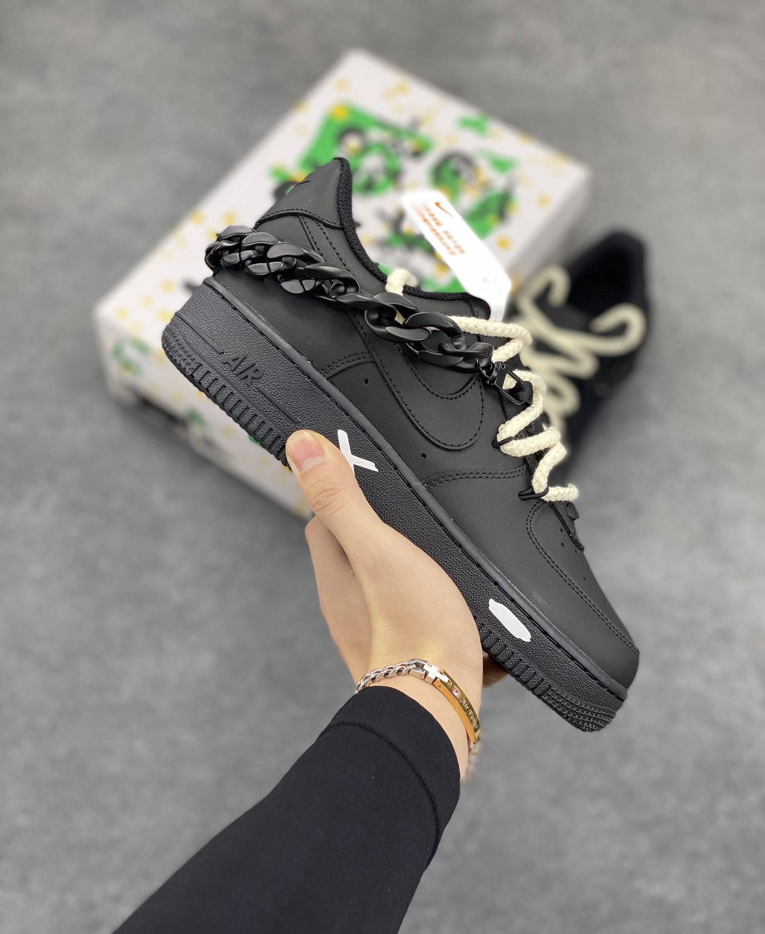 “黑解构 机能风”✨订制空军一号板鞋 ,该定制版球鞋选用原鞋款为Nike Air Force1空军一号低帮,设计灵感来源于当下流行的暗黑机能风,采用了简约的涂鸦设计,融合解构风格,营造出独特的视觉效果。 货号:CW2288-763 尺码:36 36.5 37.5 38 38.5 39 40 40.5 41 42 42.5 43 44 44.5 45-选品中心