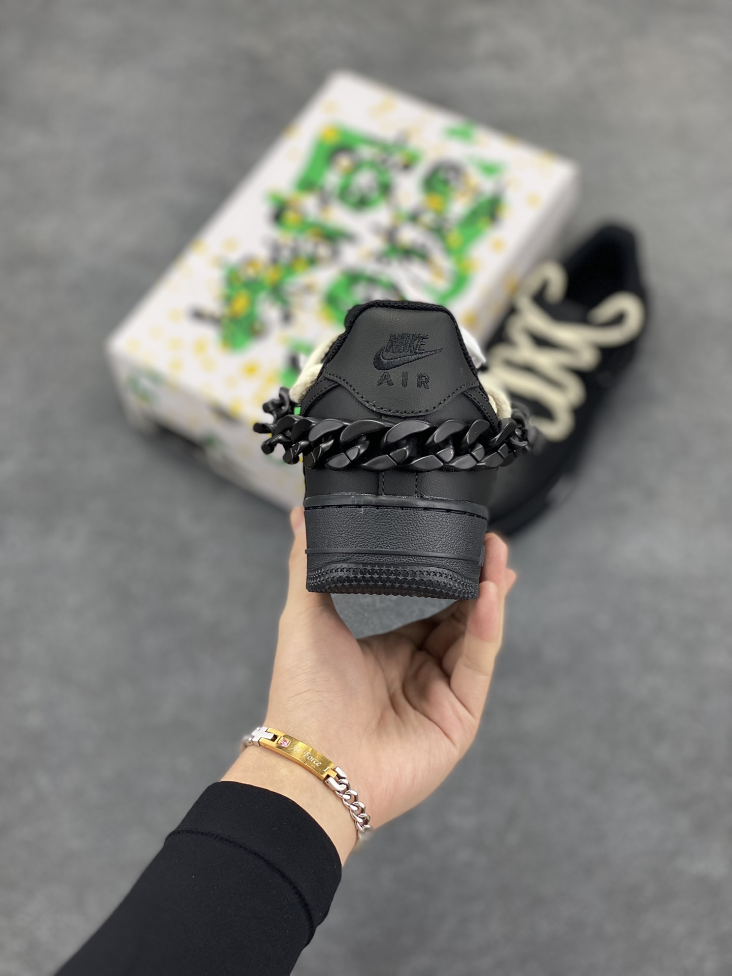 图片[4]-“黑解构 机能风”✨订制空军一号板鞋 ，该定制版球鞋选用原鞋款为Nike Air Force1空军一号低帮，设计灵感来源于当下流行的暗黑机能风，采用了简约的涂鸦设计，融合解构风格，营造出独特的视觉效果。 货号：CW2288-763 尺码：36 36.5 37.5 38 38.5 39 40 40.5 41 42 42.5 43 44 44.5 45-选品中心