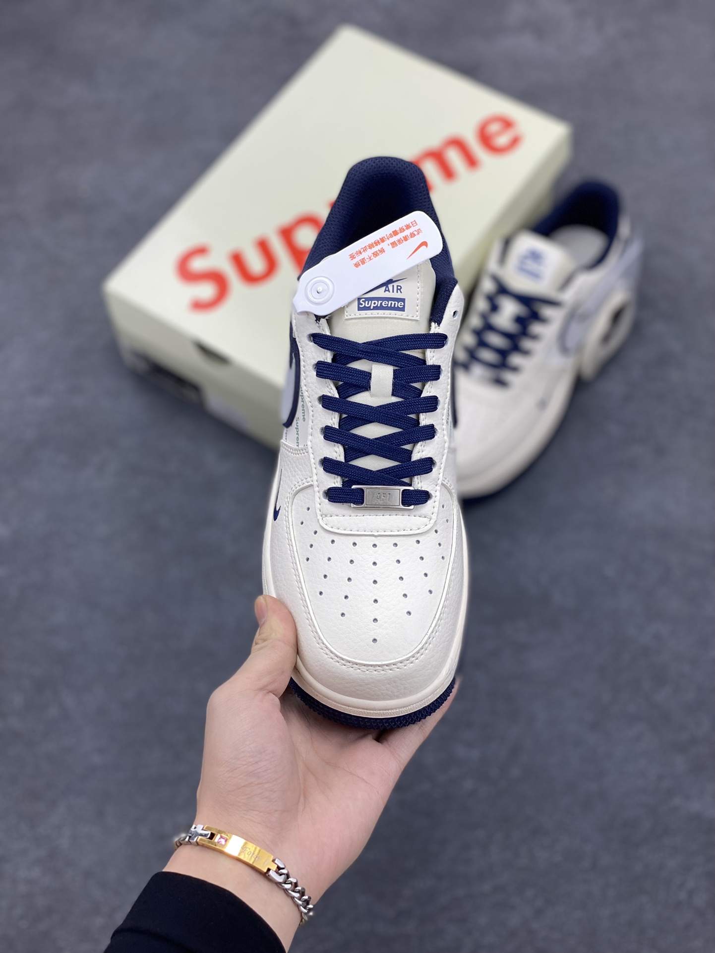 图片[2]-NIke Air Force 1 \’07 Low “Supreme联名–米蓝重影勾”空军一号 低帮 运动鞋 休闲鞋 折边针车 工艺难度大 原楦头原纸板 原装鞋盒 定制五金配件 内置全掌气垫 原厂鞋底 货号：XZ6188-989 尺码：36 36.5 37.5 38 38.5 39 40 40.5 41 42 42.5 43 44 44.5 45-选品中心