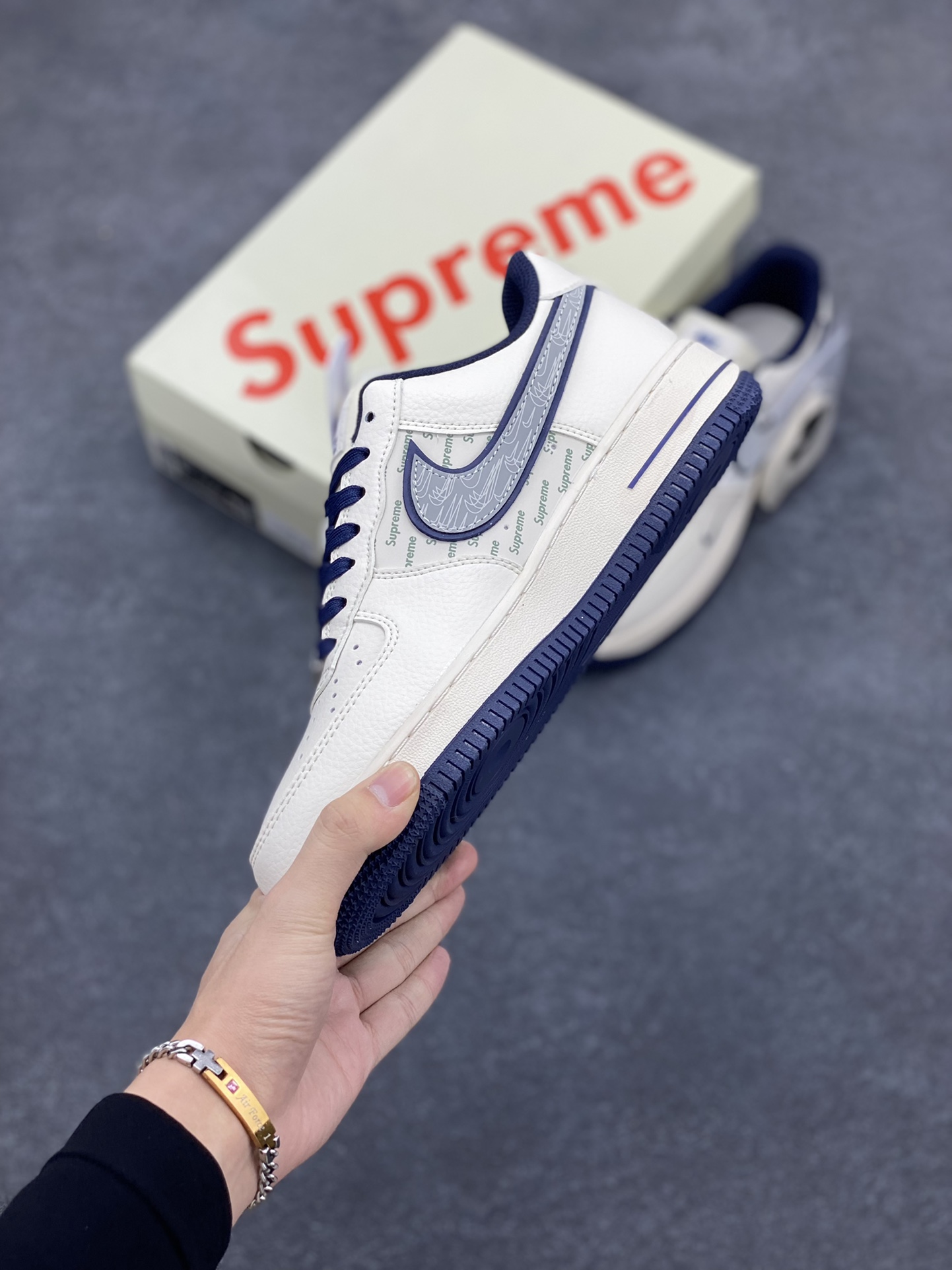 图片[3]-NIke Air Force 1 \’07 Low “Supreme联名–米蓝重影勾”空军一号 低帮 运动鞋 休闲鞋 折边针车 工艺难度大 原楦头原纸板 原装鞋盒 定制五金配件 内置全掌气垫 原厂鞋底 货号：XZ6188-989 尺码：36 36.5 37.5 38 38.5 39 40 40.5 41 42 42.5 43 44 44.5 45-选品中心