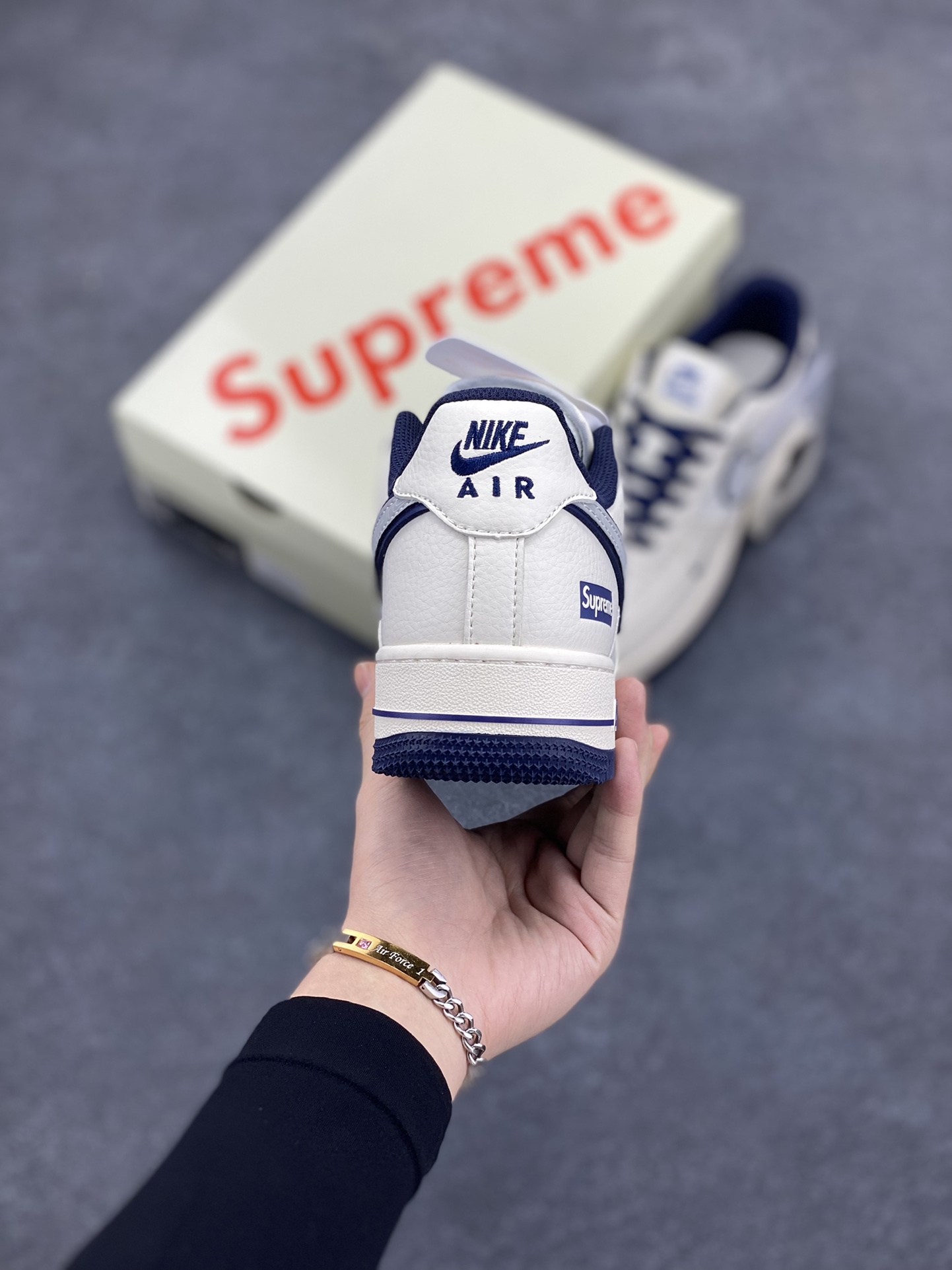 图片[4]-NIke Air Force 1 \’07 Low “Supreme联名–米蓝重影勾”空军一号 低帮 运动鞋 休闲鞋 折边针车 工艺难度大 原楦头原纸板 原装鞋盒 定制五金配件 内置全掌气垫 原厂鞋底 货号：XZ6188-989 尺码：36 36.5 37.5 38 38.5 39 40 40.5 41 42 42.5 43 44 44.5 45-选品中心