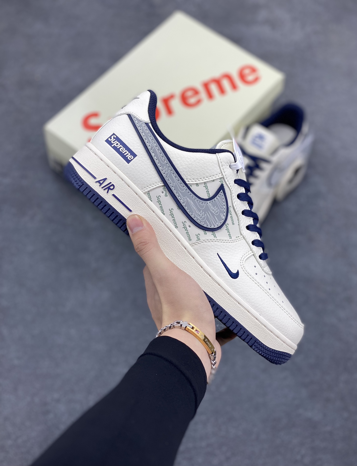 NIke Air Force 1 \’07 Low “Supreme联名–米蓝重影勾”空军一号 低帮 运动鞋 休闲鞋 折边针车 工艺难度大 原楦头原纸板 原装鞋盒 定制五金配件 内置全掌气垫 原厂鞋底 货号：XZ6188-989 尺码：36 36.5 37.5 38 38.5 39 40 40.5 41 42 42.5 43 44 44.5 45-选品中心