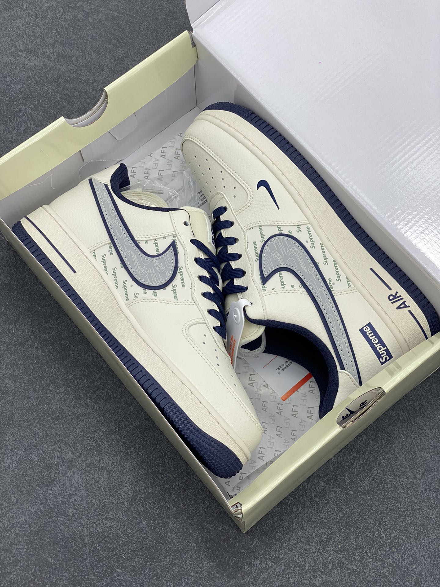 图片[9]-NIke Air Force 1 \’07 Low “Supreme联名–米蓝重影勾”空军一号 低帮 运动鞋 休闲鞋 折边针车 工艺难度大 原楦头原纸板 原装鞋盒 定制五金配件 内置全掌气垫 原厂鞋底 货号：XZ6188-989 尺码：36 36.5 37.5 38 38.5 39 40 40.5 41 42 42.5 43 44 44.5 45-选品中心