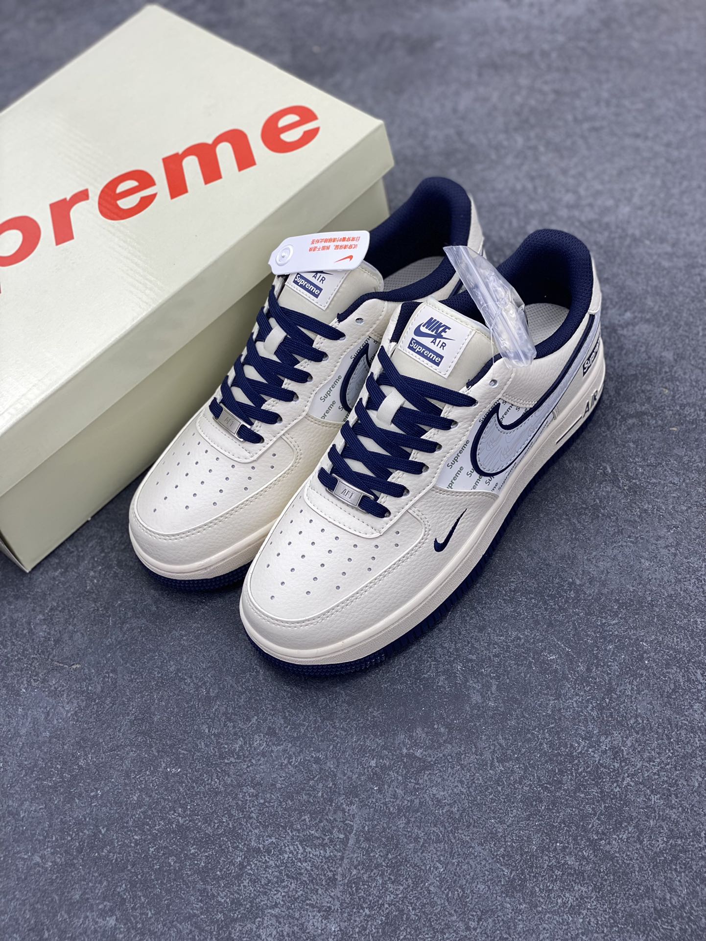 图片[8]-NIke Air Force 1 \’07 Low “Supreme联名–米蓝重影勾”空军一号 低帮 运动鞋 休闲鞋 折边针车 工艺难度大 原楦头原纸板 原装鞋盒 定制五金配件 内置全掌气垫 原厂鞋底 货号：XZ6188-989 尺码：36 36.5 37.5 38 38.5 39 40 40.5 41 42 42.5 43 44 44.5 45-选品中心