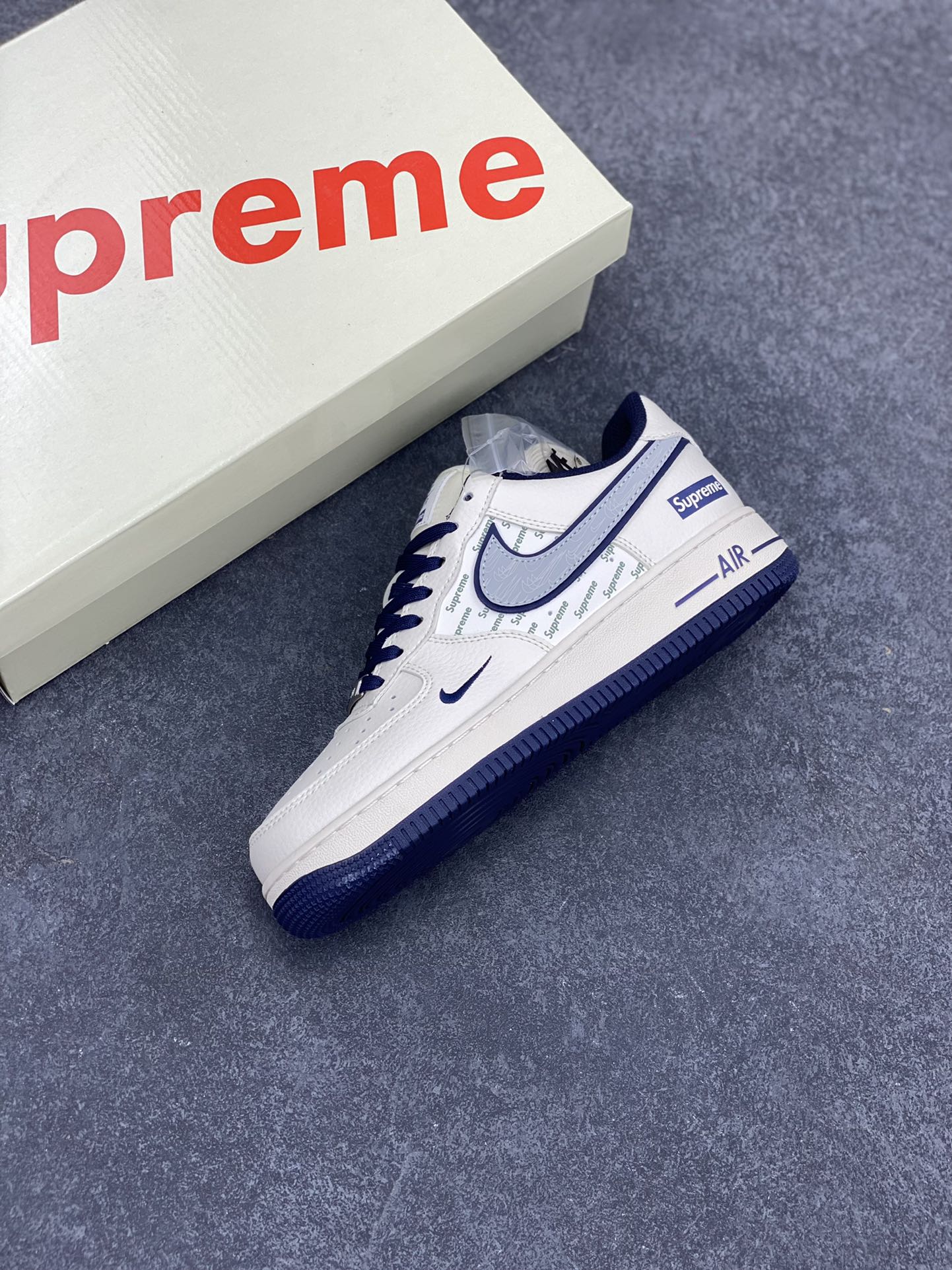 图片[7]-NIke Air Force 1 \’07 Low “Supreme联名–米蓝重影勾”空军一号 低帮 运动鞋 休闲鞋 折边针车 工艺难度大 原楦头原纸板 原装鞋盒 定制五金配件 内置全掌气垫 原厂鞋底 货号：XZ6188-989 尺码：36 36.5 37.5 38 38.5 39 40 40.5 41 42 42.5 43 44 44.5 45-选品中心