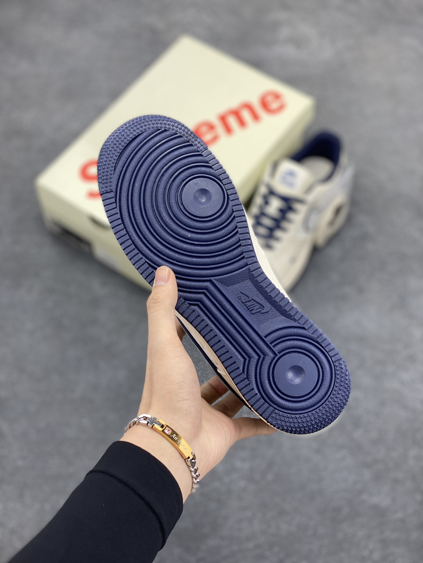 图片[5]-NIke Air Force 1 \’07 Low “Supreme联名–米蓝重影勾”空军一号 低帮 运动鞋 休闲鞋 折边针车 工艺难度大 原楦头原纸板 原装鞋盒 定制五金配件 内置全掌气垫 原厂鞋底 货号：XZ6188-989 尺码：36 36.5 37.5 38 38.5 39 40 40.5 41 42 42.5 43 44 44.5 45-选品中心