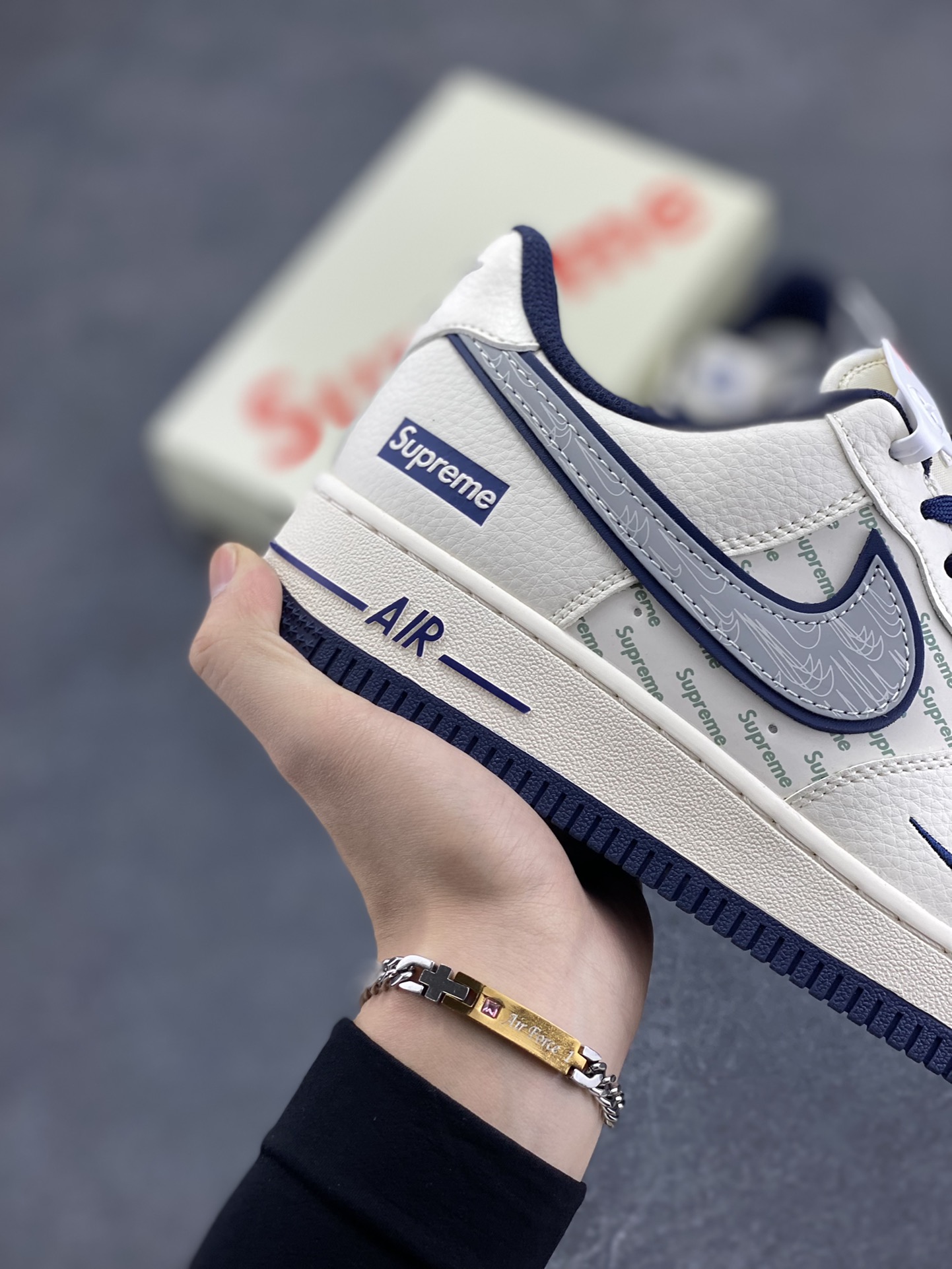 图片[6]-NIke Air Force 1 \’07 Low “Supreme联名–米蓝重影勾”空军一号 低帮 运动鞋 休闲鞋 折边针车 工艺难度大 原楦头原纸板 原装鞋盒 定制五金配件 内置全掌气垫 原厂鞋底 货号：XZ6188-989 尺码：36 36.5 37.5 38 38.5 39 40 40.5 41 42 42.5 43 44 44.5 45-选品中心