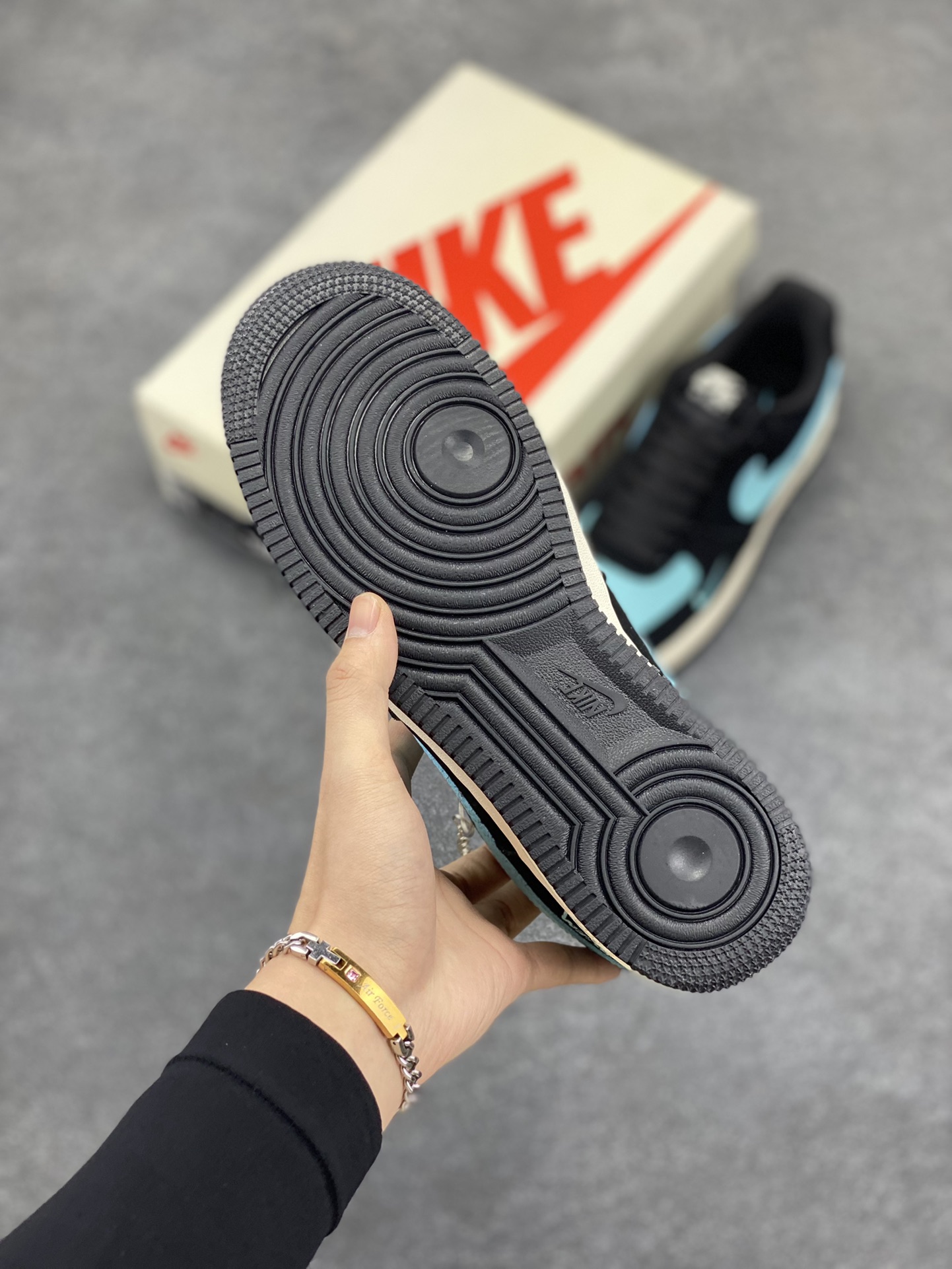 图片[5]-NIke Air Force 1 \’07 Low “斯图西联名–黑蒂芙尼”空军一号 低帮 运动鞋 休闲鞋 折边针车 工艺难度大 原楦头原纸板 原装鞋盒 定制五金配件 内置全掌气垫 原厂鞋底 货号：KK1988-030 尺码：36 36.5 37.5 38 38.5 39 40 40.5 41 42 42.5 43 44 44.5 45-选品中心