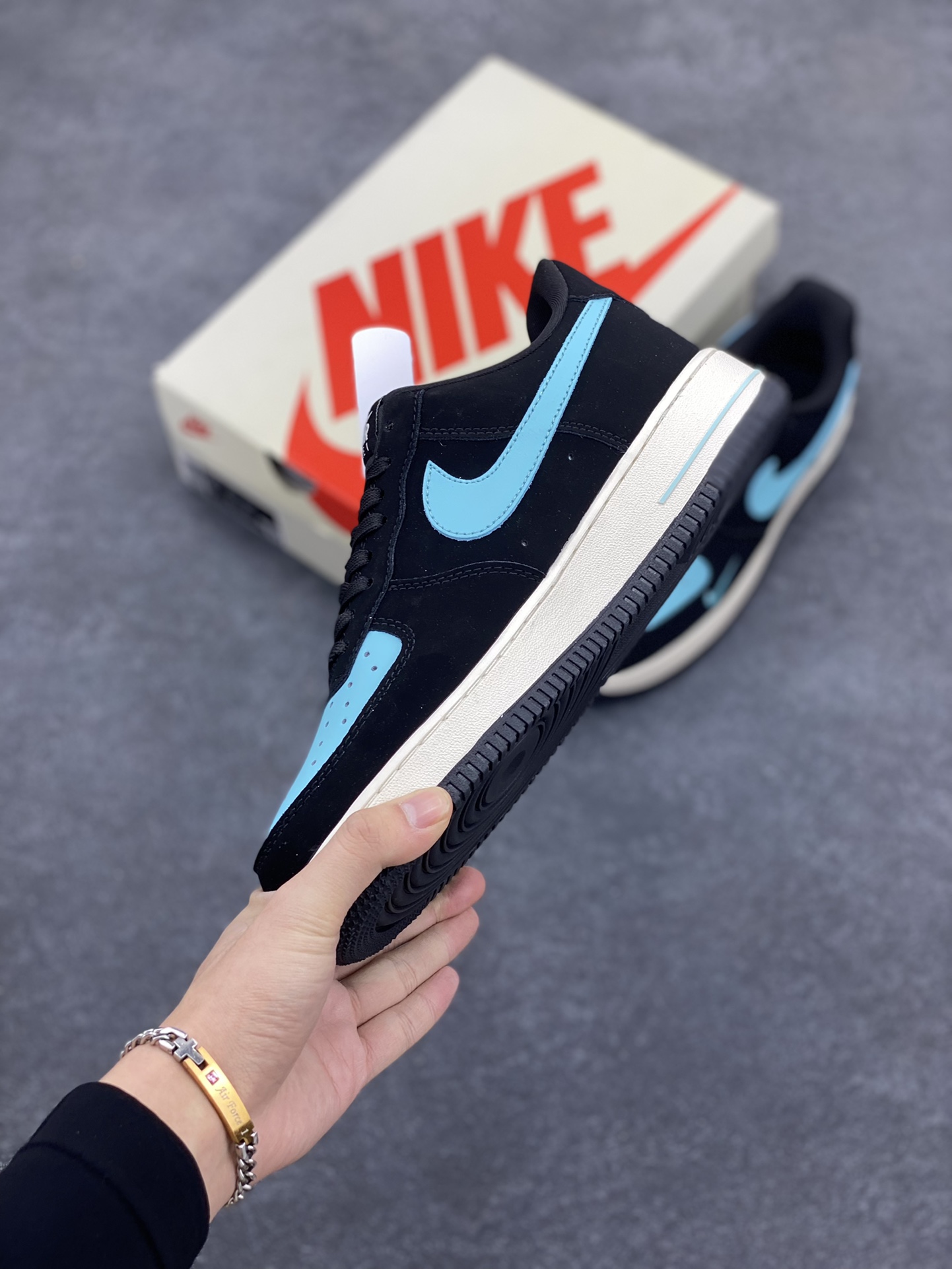 图片[3]-NIke Air Force 1 \’07 Low “斯图西联名–黑蒂芙尼”空军一号 低帮 运动鞋 休闲鞋 折边针车 工艺难度大 原楦头原纸板 原装鞋盒 定制五金配件 内置全掌气垫 原厂鞋底 货号：KK1988-030 尺码：36 36.5 37.5 38 38.5 39 40 40.5 41 42 42.5 43 44 44.5 45-选品中心