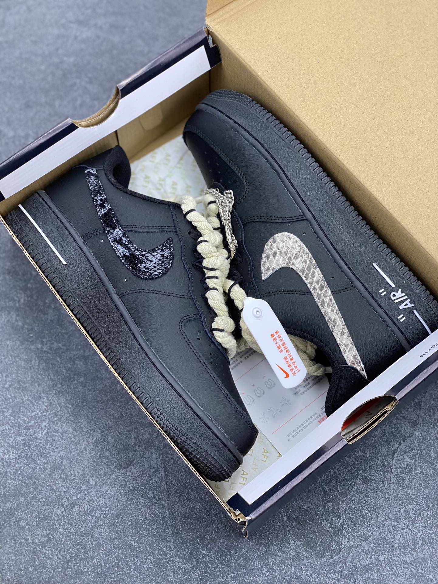 图片[9]-Nike Air Force 1 ’07 Low 空军一号低帮百搭休闲运动板鞋。柔软、弹性十足的缓震性能和出色的中底设计，横跨复古与现代的外型结合，造就出风靡全球三十多年的Force 1，直到今天还深受青睐 货号：CW2288-001 尺码：36 36.5 37.5 38 38.5 39 40 40.5 41 42 42.5 43 44 44.5 45-选品中心