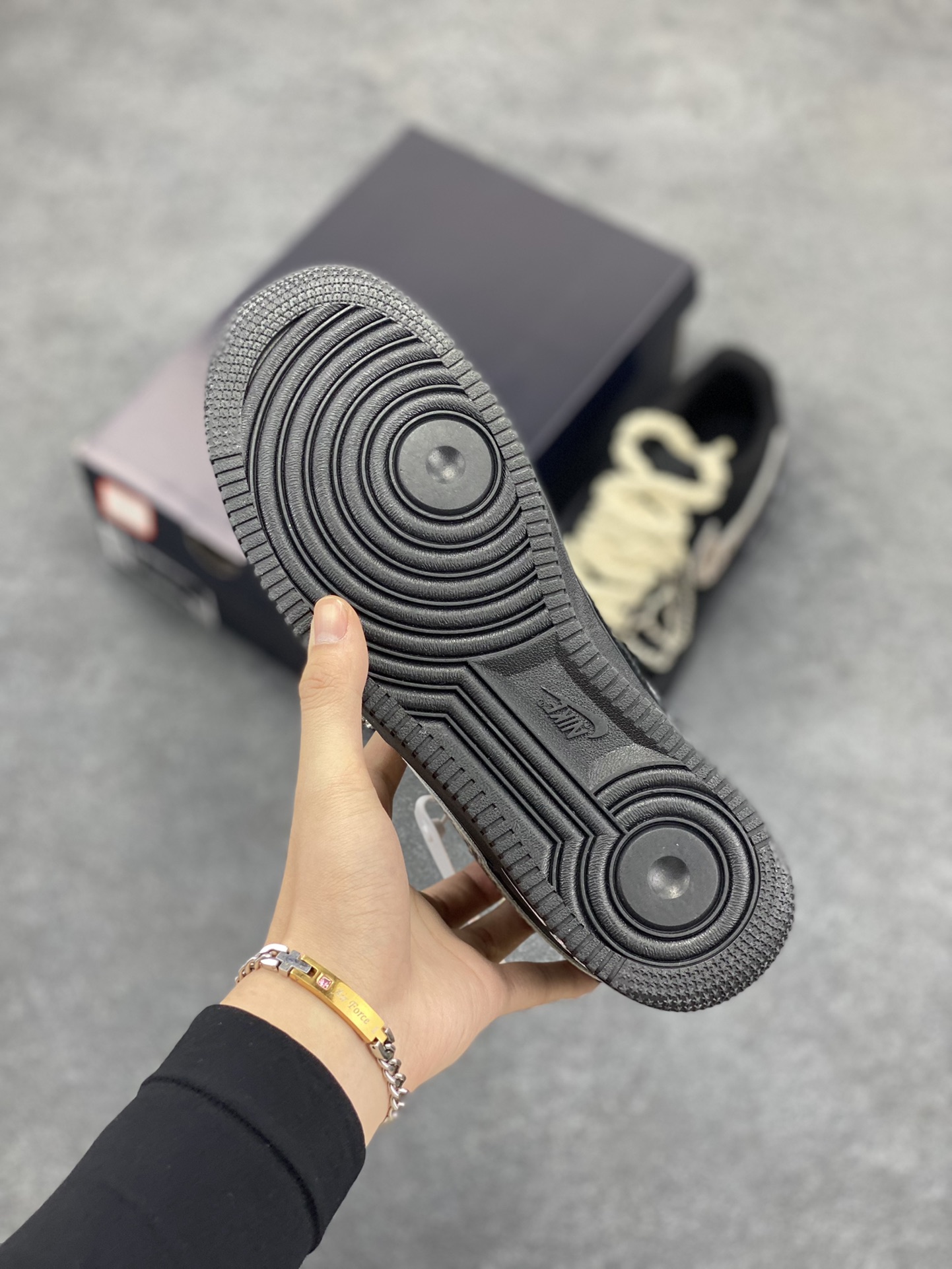 图片[5]-Nike Air Force 1 ’07 Low 空军一号低帮百搭休闲运动板鞋。柔软、弹性十足的缓震性能和出色的中底设计，横跨复古与现代的外型结合，造就出风靡全球三十多年的Force 1，直到今天还深受青睐 货号：CW2288-001 尺码：36 36.5 37.5 38 38.5 39 40 40.5 41 42 42.5 43 44 44.5 45-选品中心