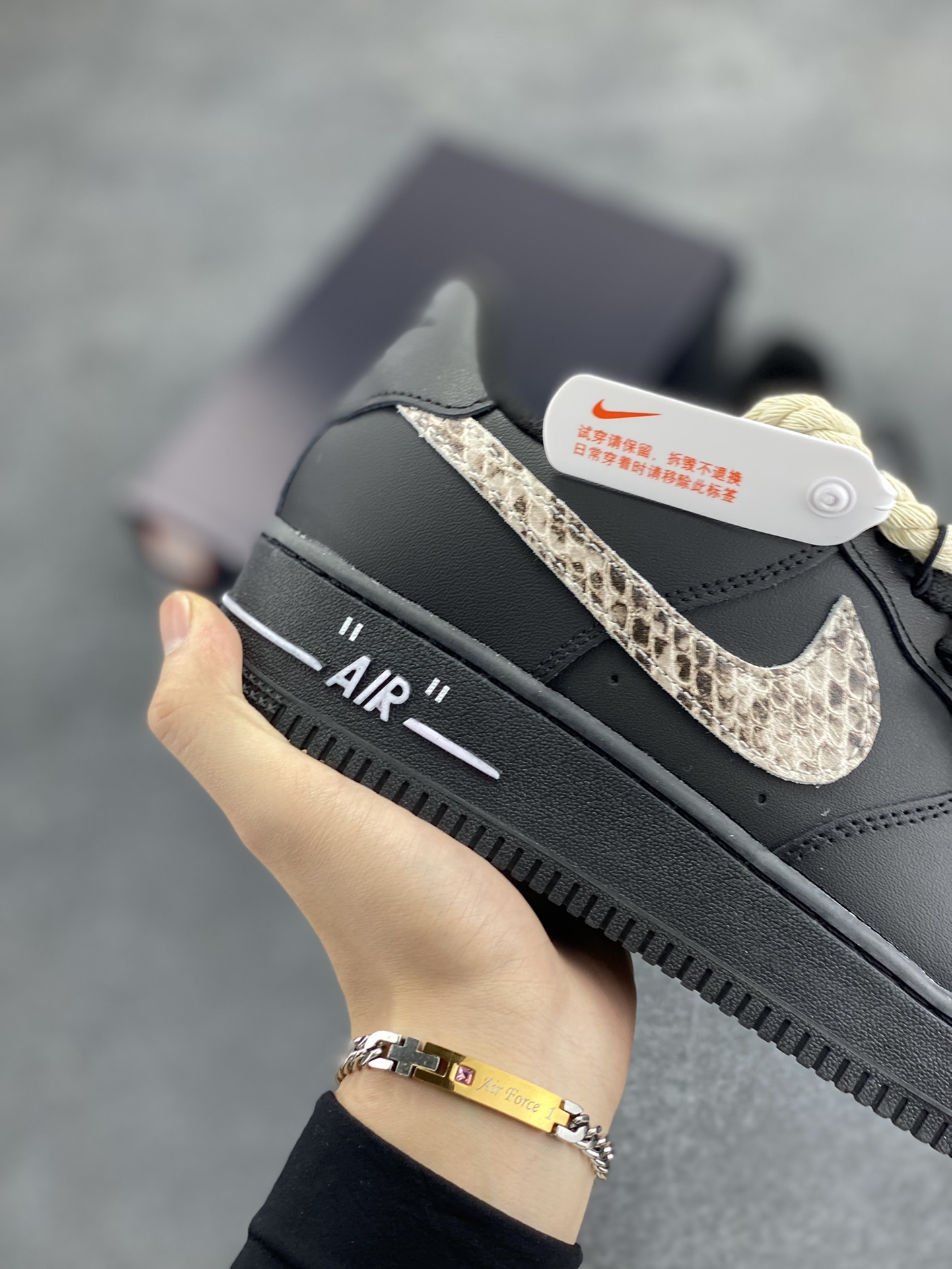 图片[6]-Nike Air Force 1 ’07 Low 空军一号低帮百搭休闲运动板鞋。柔软、弹性十足的缓震性能和出色的中底设计，横跨复古与现代的外型结合，造就出风靡全球三十多年的Force 1，直到今天还深受青睐 货号：CW2288-001 尺码：36 36.5 37.5 38 38.5 39 40 40.5 41 42 42.5 43 44 44.5 45-选品中心