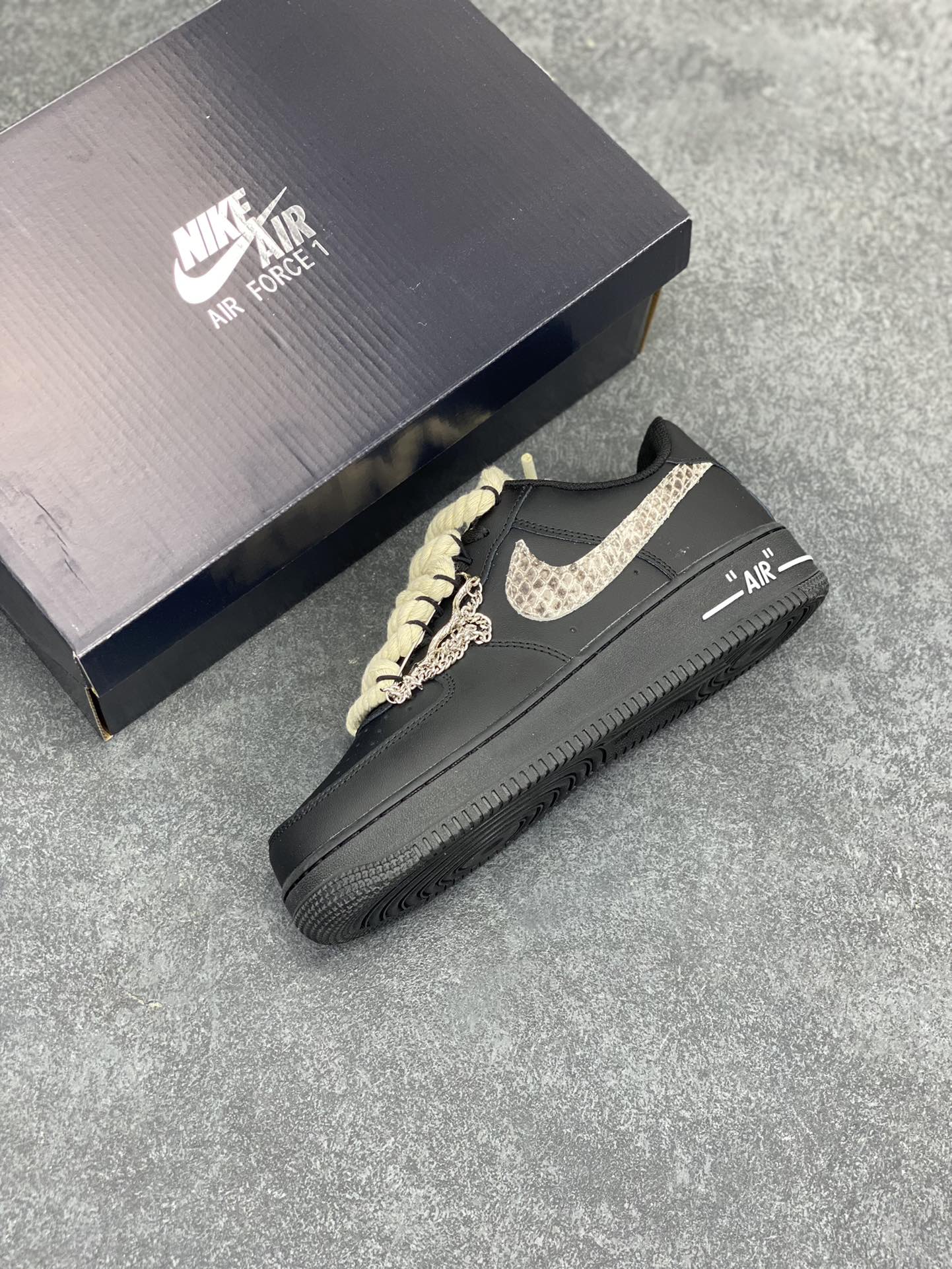 图片[7]-Nike Air Force 1 ’07 Low 空军一号低帮百搭休闲运动板鞋。柔软、弹性十足的缓震性能和出色的中底设计，横跨复古与现代的外型结合，造就出风靡全球三十多年的Force 1，直到今天还深受青睐 货号：CW2288-001 尺码：36 36.5 37.5 38 38.5 39 40 40.5 41 42 42.5 43 44 44.5 45-选品中心