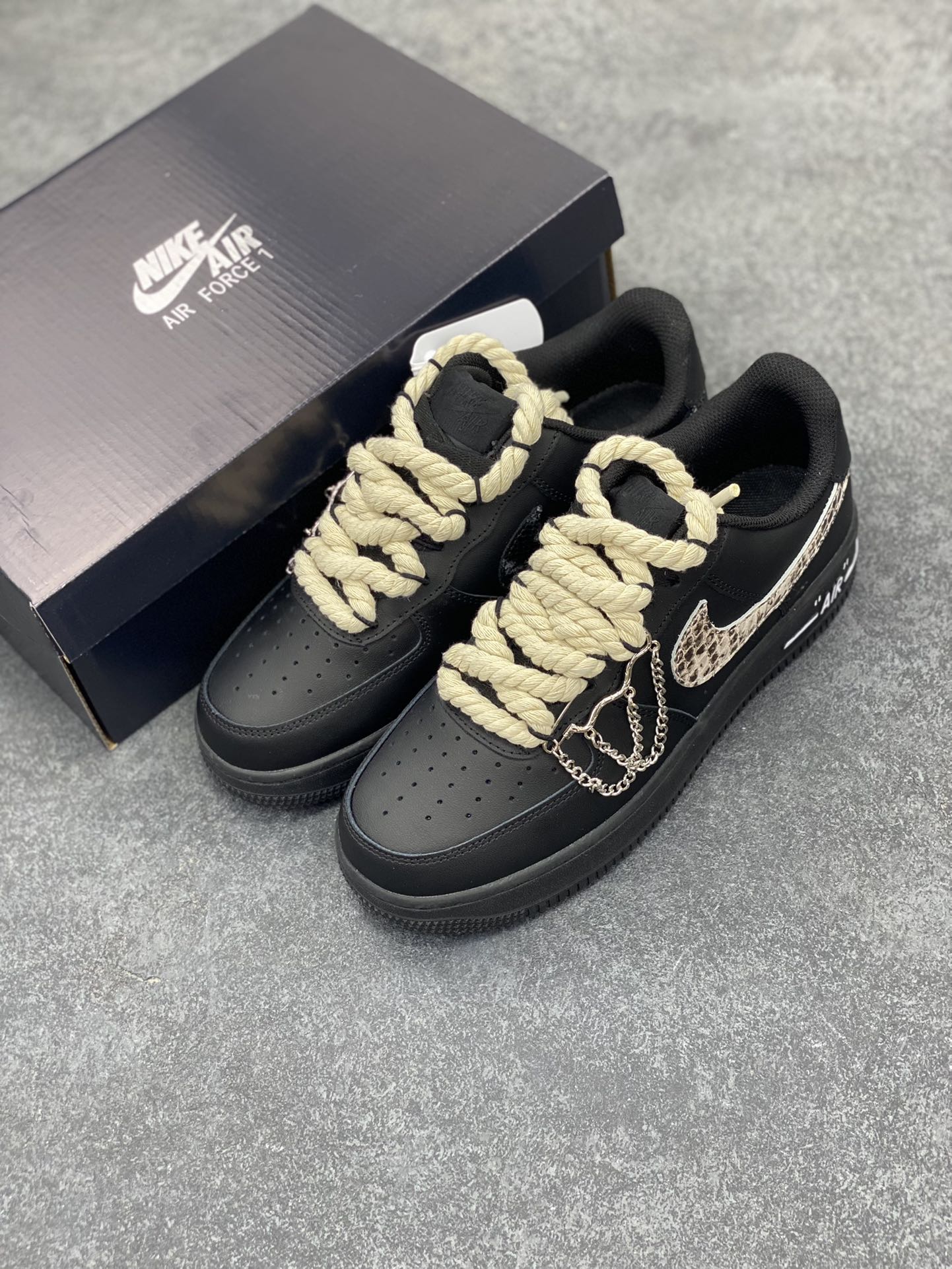 图片[8]-Nike Air Force 1 ’07 Low 空军一号低帮百搭休闲运动板鞋。柔软、弹性十足的缓震性能和出色的中底设计，横跨复古与现代的外型结合，造就出风靡全球三十多年的Force 1，直到今天还深受青睐 货号：CW2288-001 尺码：36 36.5 37.5 38 38.5 39 40 40.5 41 42 42.5 43 44 44.5 45-选品中心