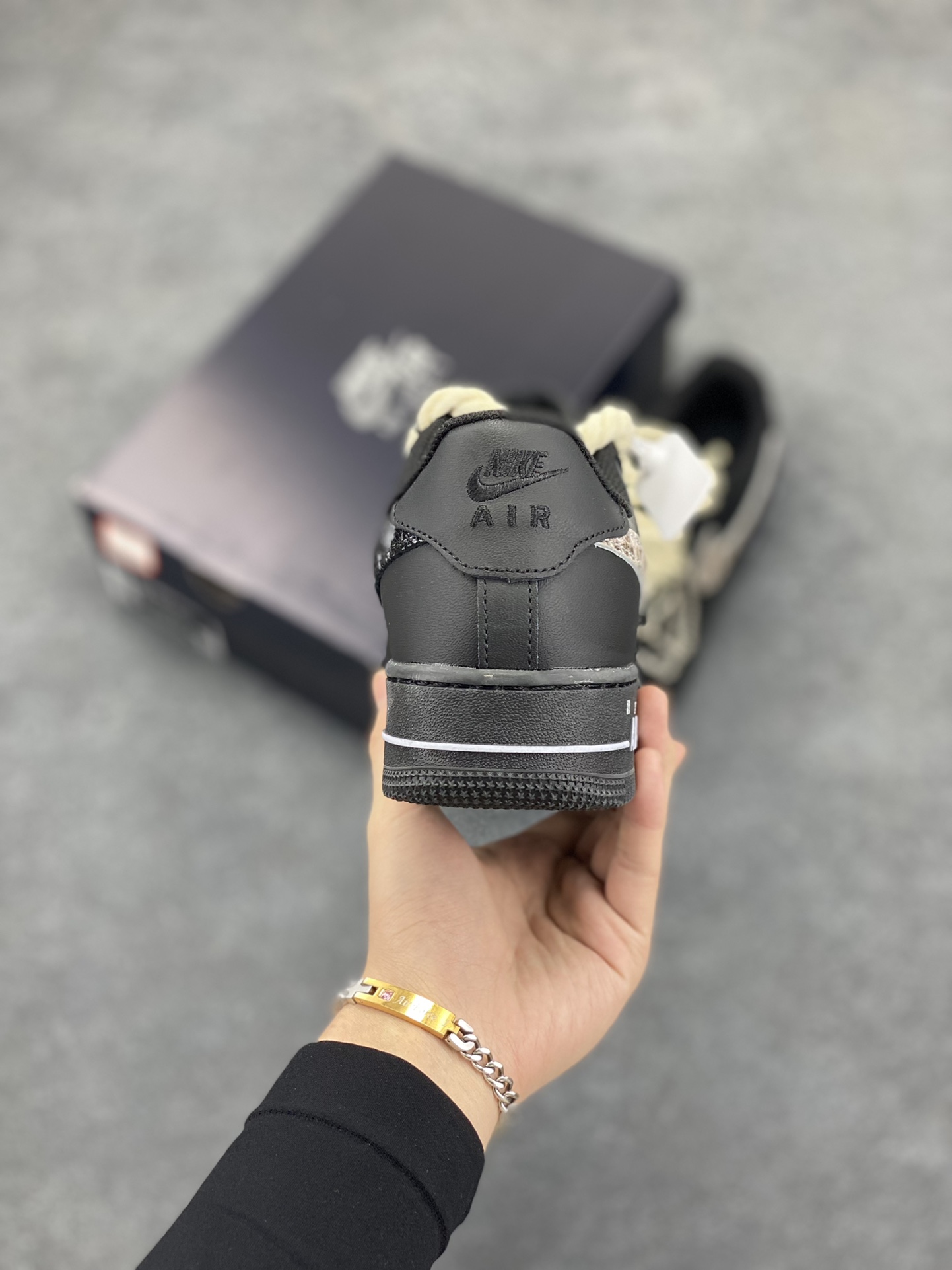 图片[4]-Nike Air Force 1 ’07 Low 空军一号低帮百搭休闲运动板鞋。柔软、弹性十足的缓震性能和出色的中底设计，横跨复古与现代的外型结合，造就出风靡全球三十多年的Force 1，直到今天还深受青睐 货号：CW2288-001 尺码：36 36.5 37.5 38 38.5 39 40 40.5 41 42 42.5 43 44 44.5 45-选品中心