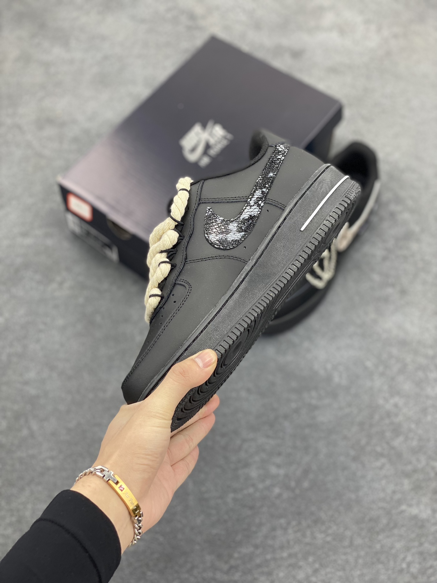 图片[3]-Nike Air Force 1 ’07 Low 空军一号低帮百搭休闲运动板鞋。柔软、弹性十足的缓震性能和出色的中底设计，横跨复古与现代的外型结合，造就出风靡全球三十多年的Force 1，直到今天还深受青睐 货号：CW2288-001 尺码：36 36.5 37.5 38 38.5 39 40 40.5 41 42 42.5 43 44 44.5 45-选品中心