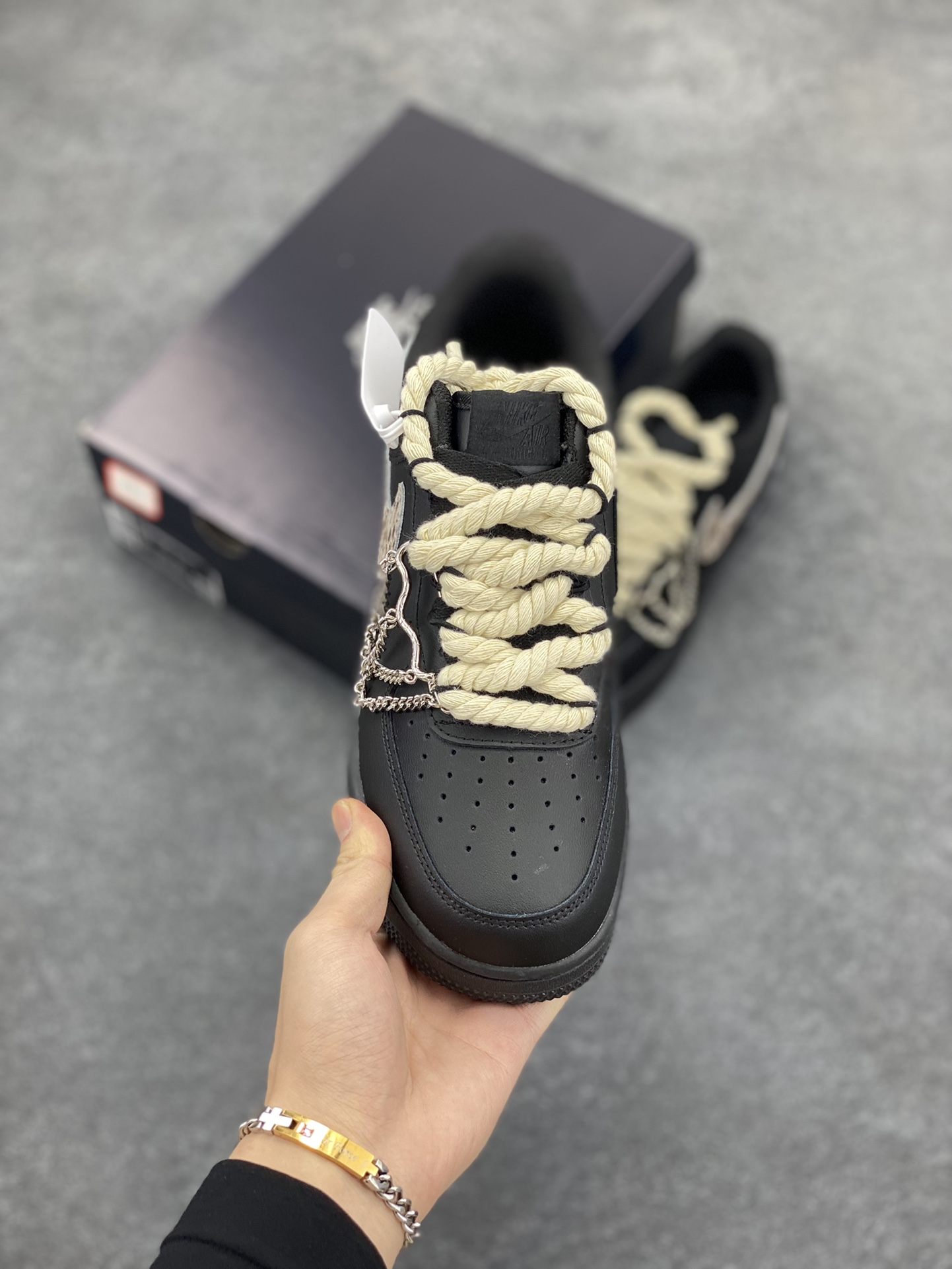 图片[2]-Nike Air Force 1 ’07 Low 空军一号低帮百搭休闲运动板鞋。柔软、弹性十足的缓震性能和出色的中底设计，横跨复古与现代的外型结合，造就出风靡全球三十多年的Force 1，直到今天还深受青睐 货号：CW2288-001 尺码：36 36.5 37.5 38 38.5 39 40 40.5 41 42 42.5 43 44 44.5 45-选品中心