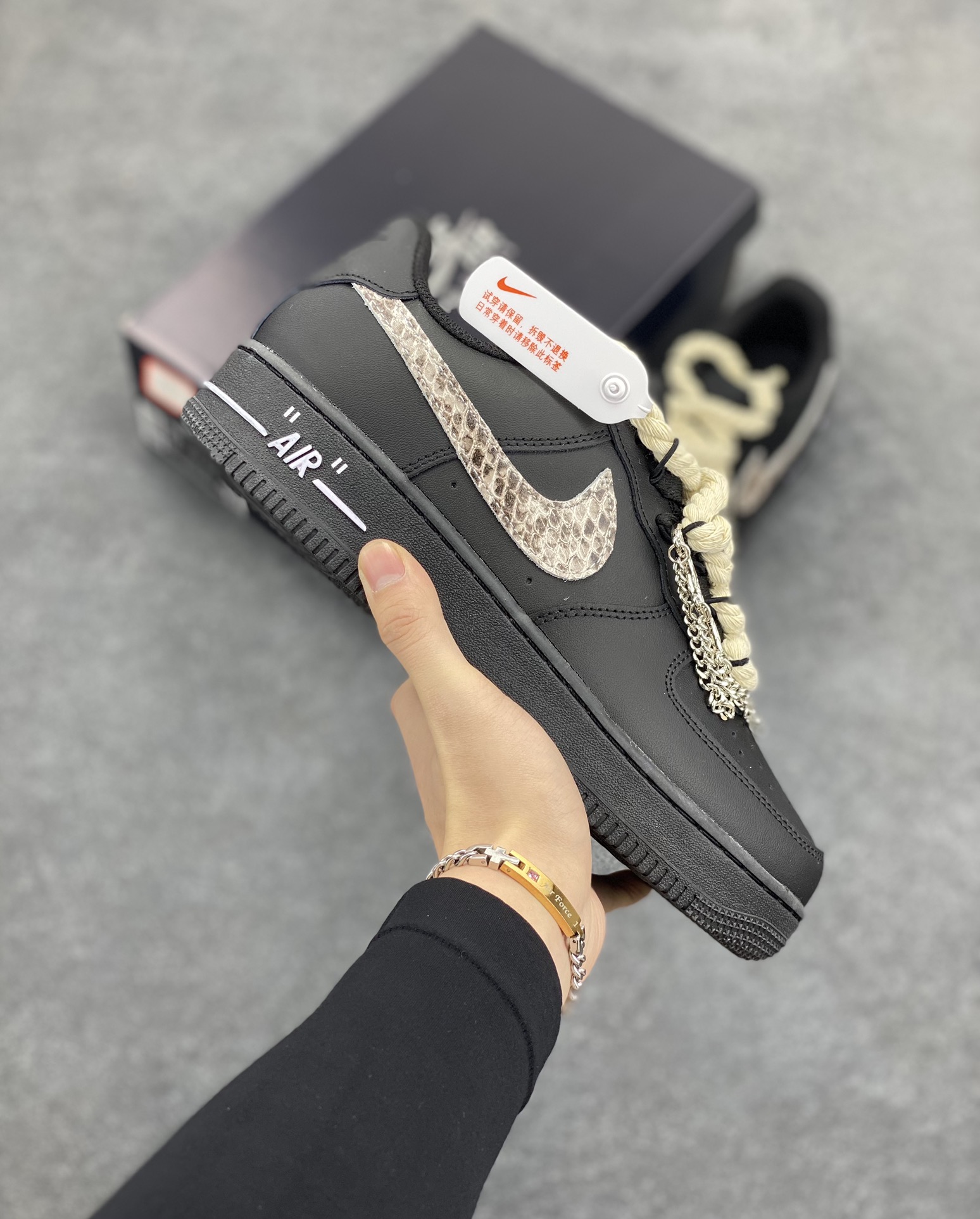 Nike Air Force 1 ’07 Low 空军一号低帮百搭休闲运动板鞋。柔软、弹性十足的缓震性能和出色的中底设计，横跨复古与现代的外型结合，造就出风靡全球三十多年的Force 1，直到今天还深受青睐 货号：CW2288-001 尺码：36 36.5 37.5 38 38.5 39 40 40.5 41 42 42.5 43 44 44.5 45-选品中心