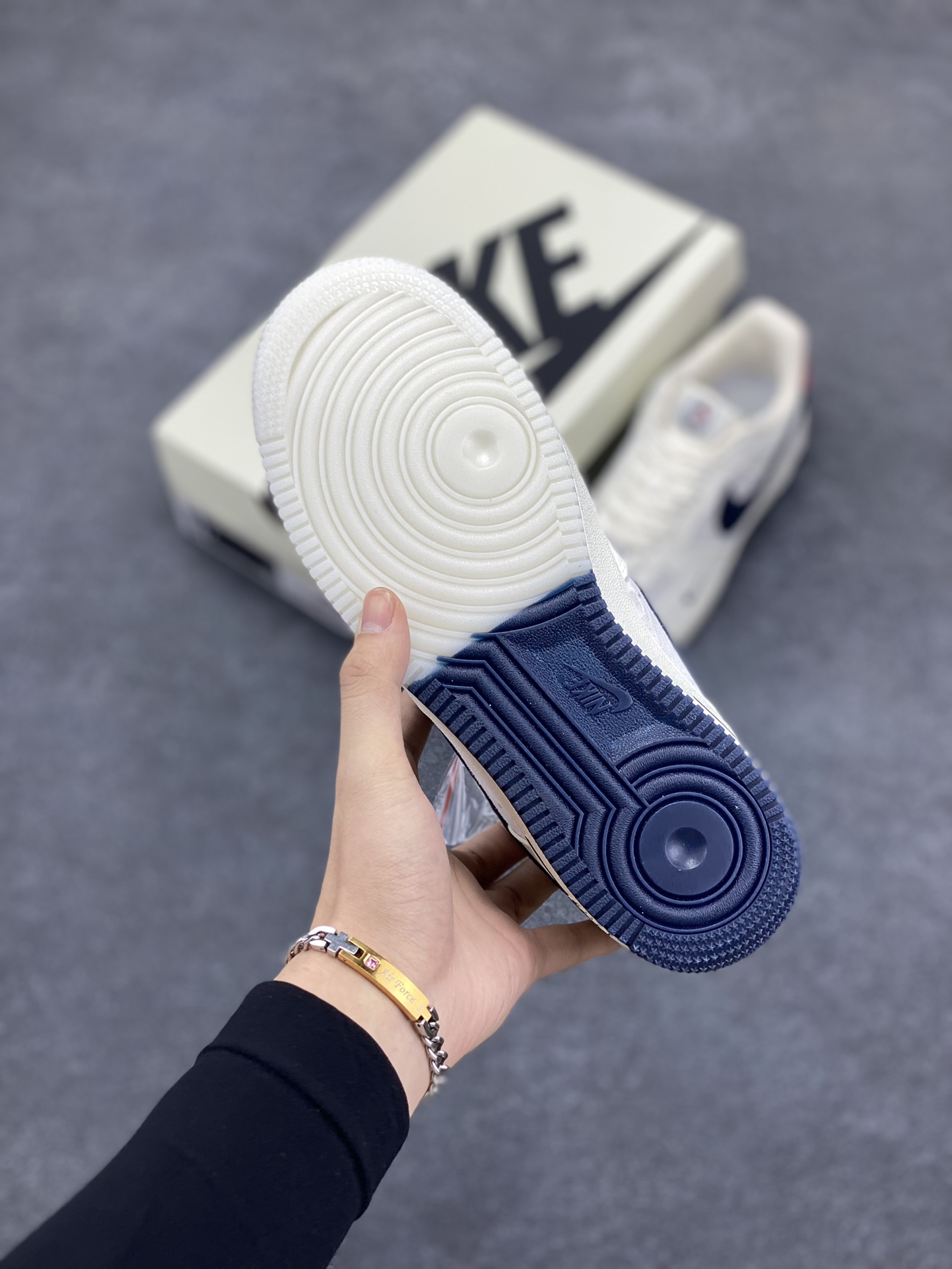 图片[5]-NIke Air Force 1 \’07 Low “蒙口联名–米蓝猪八双拼”空军一号 低帮 运动鞋 休闲鞋 折边针车 工艺难度大 原楦头原纸板 原装鞋盒 定制五金配件 内置全掌气垫 原厂鞋底 货号：CH6336-512 尺码：36 36.5 37.5 38 38.5 39 40 40.5 41 42 42.5 43 44 44.5 45-选品中心