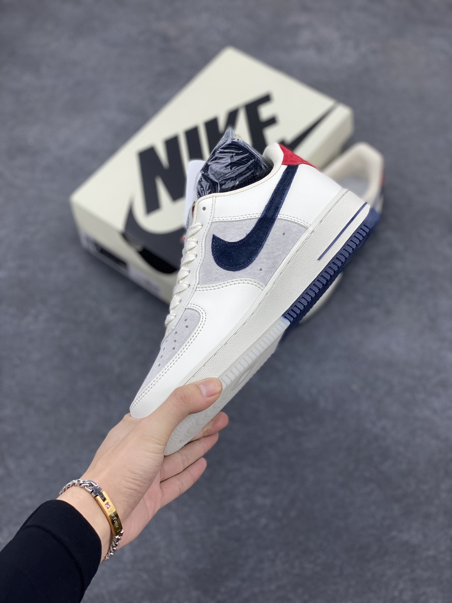 图片[3]-NIke Air Force 1 \’07 Low “蒙口联名–米蓝猪八双拼”空军一号 低帮 运动鞋 休闲鞋 折边针车 工艺难度大 原楦头原纸板 原装鞋盒 定制五金配件 内置全掌气垫 原厂鞋底 货号：CH6336-512 尺码：36 36.5 37.5 38 38.5 39 40 40.5 41 42 42.5 43 44 44.5 45-选品中心