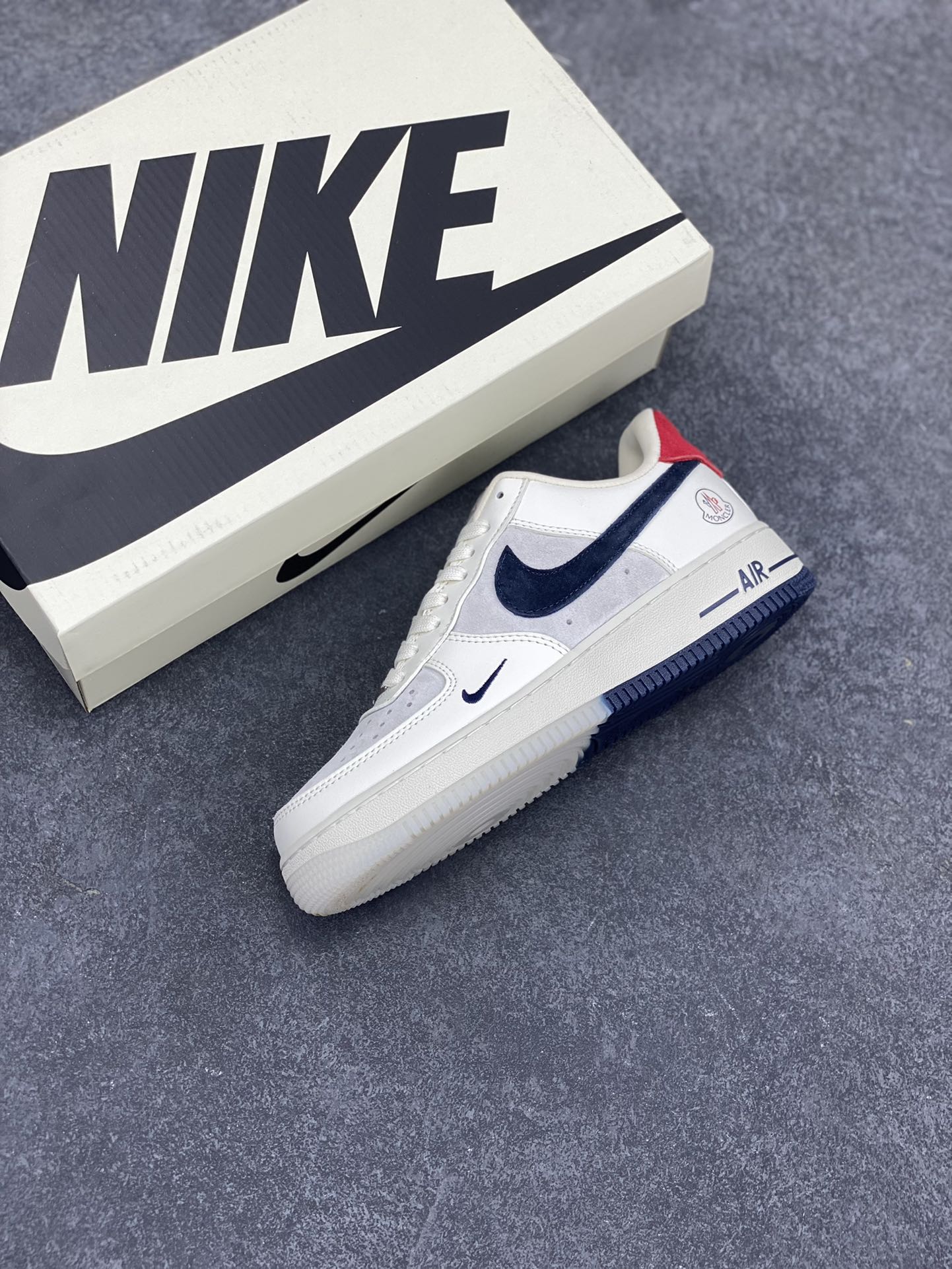 图片[7]-NIke Air Force 1 \’07 Low “蒙口联名–米蓝猪八双拼”空军一号 低帮 运动鞋 休闲鞋 折边针车 工艺难度大 原楦头原纸板 原装鞋盒 定制五金配件 内置全掌气垫 原厂鞋底 货号：CH6336-512 尺码：36 36.5 37.5 38 38.5 39 40 40.5 41 42 42.5 43 44 44.5 45-选品中心