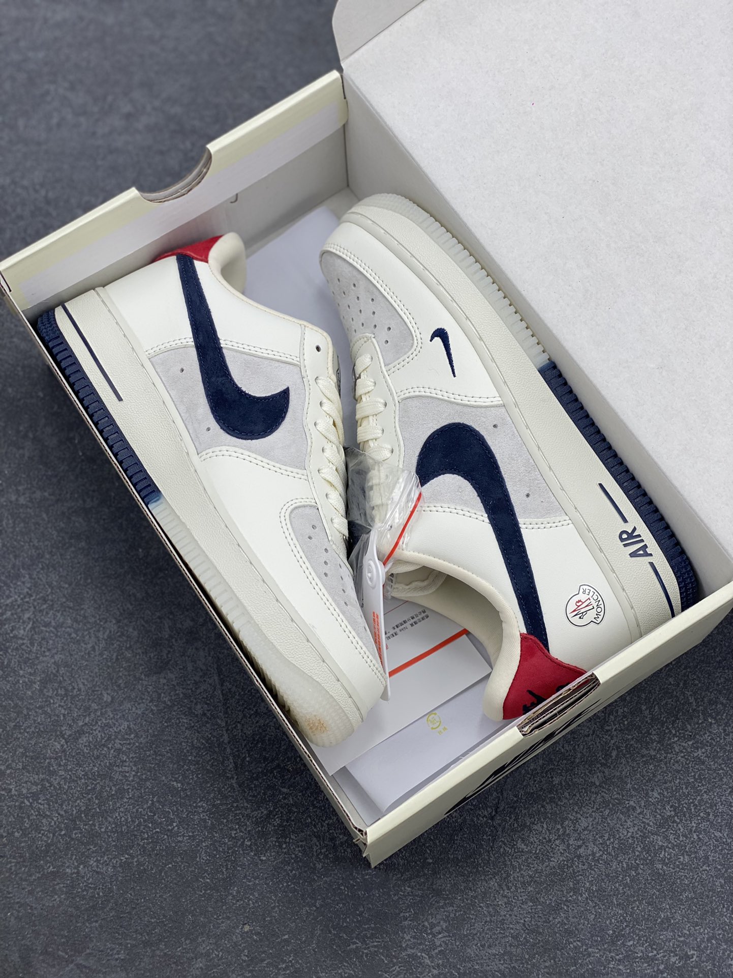 图片[9]-NIke Air Force 1 \’07 Low “蒙口联名–米蓝猪八双拼”空军一号 低帮 运动鞋 休闲鞋 折边针车 工艺难度大 原楦头原纸板 原装鞋盒 定制五金配件 内置全掌气垫 原厂鞋底 货号：CH6336-512 尺码：36 36.5 37.5 38 38.5 39 40 40.5 41 42 42.5 43 44 44.5 45-选品中心