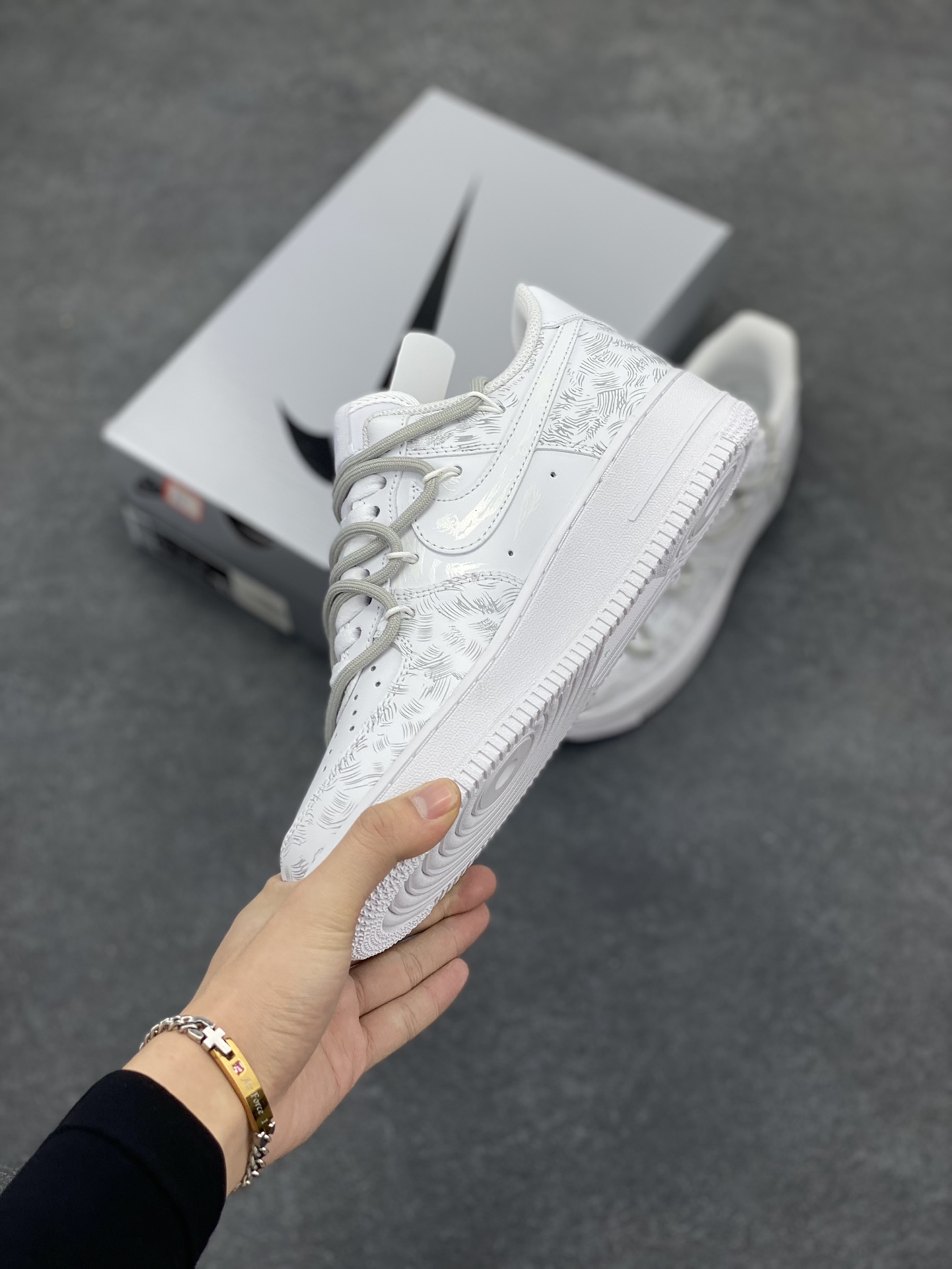 图片[3]-Nike Air Force 1 Low’07 爱情宣言 空军一号绑带低帮休闲板鞋 定制皮料 原厂3D打印 定制鞋盒 原楦原纸板 纯正空军版型 内置全掌气垫 货号：ZH0316-034 尺码：36 36.5 37.5 38 38.5 39 40 40.5 41 42 42.5 43 44 44.5 45-选品中心