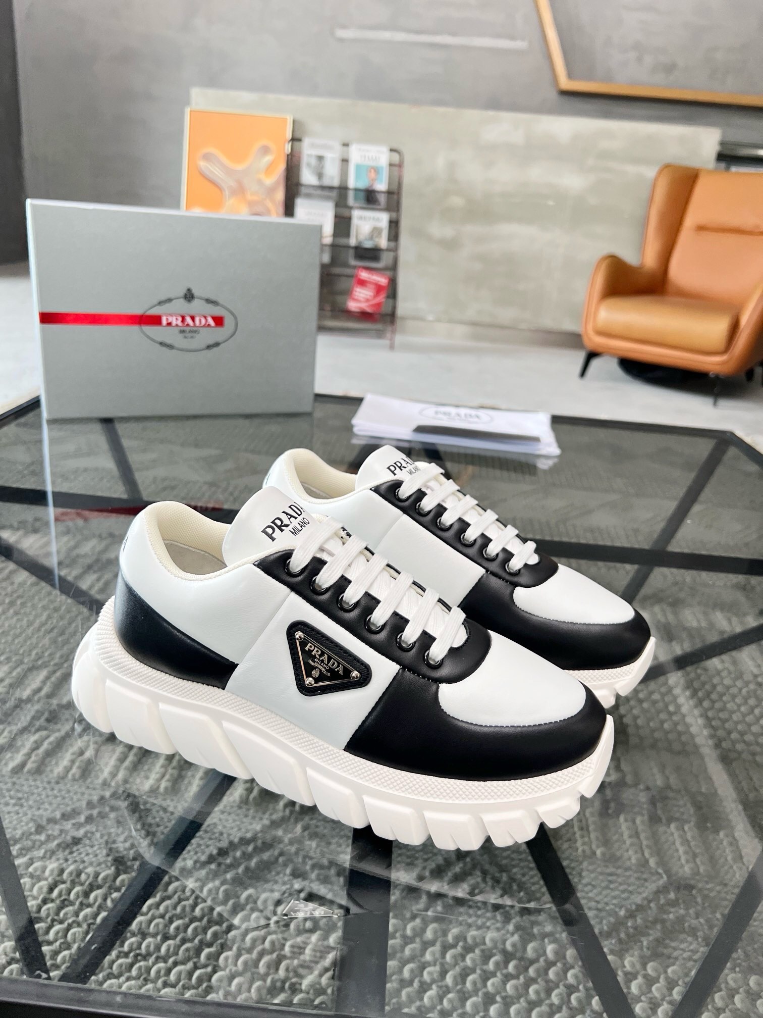 NO:221175,Brand P R A D A Color Original Color Pair Number 39-44 Customized 38.45 Price Material Prada New Product Original Single-Custom Low-top Casual Sports Shoes!  The upper is made of original soft cowhide with Prada logo mesh lining. The original cowhide foot pad is super light and the sole is high quality worth owning. Prada, prada, sneakers, cowhide19860909品牌P R A D A 颜色原版配色 码数39-44定做38.45 价格 材质普拉达新品原单货低帮休闲运动鞋！鞋面采用原版柔软牛皮搭配普拉达标识网布内里 牛皮垫脚原版开模超轻大底、高品质值得拥有,普拉达,prada,sneakers,cowhide,Men's shoes
