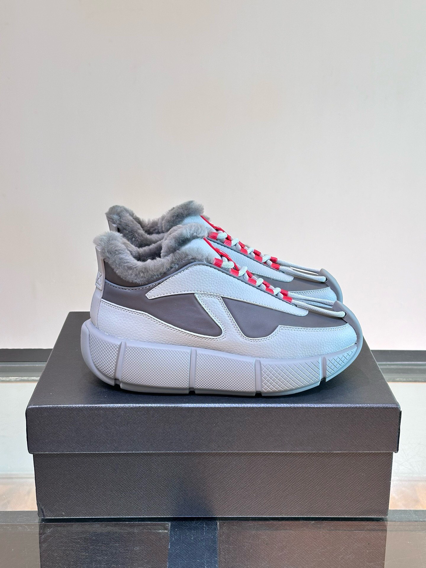 NO:220148,Brand PRADA color original color matching 39-44 customized 38.45 price Material Prada new style casual shoes super high quality luxury material selection upper is made of imported original cowhide   wool inner pure handmade for comfortable wearing experience original TPU rubber sole, Prada, prada, prada, cowhide19860909品牌PRADA 颜色原版配色 码数39-44定做38.45 价格 材质普拉达新款 休闲鞋超高品质奢华选材鞋面采用进口原版牛皮 羊毛内里纯手工打造只为舒适的穿着体验原版TPU橡胶大底,普拉达,prada,prada,cowhide,Men's shoes