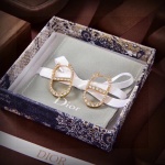 P50👌👌Dior's new Dior earrings earrings; unanimous counter quality, flavonoid material+Swarovski pearl, versatile fashion is worth starting ✊ 1 P50👌👌Dior’s new Dior earrings earrings; unanimous counter quality, flavonoid material+Swarovski pearl, versatile fashion is worth starting ✊
