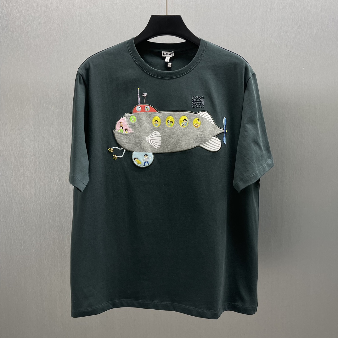 🅿️145 🧧LOE*E Camiseta verde con bordado de submarino. Talla: S-XL. Color: Verde oscuro. Camiseta de algodón ligero co…