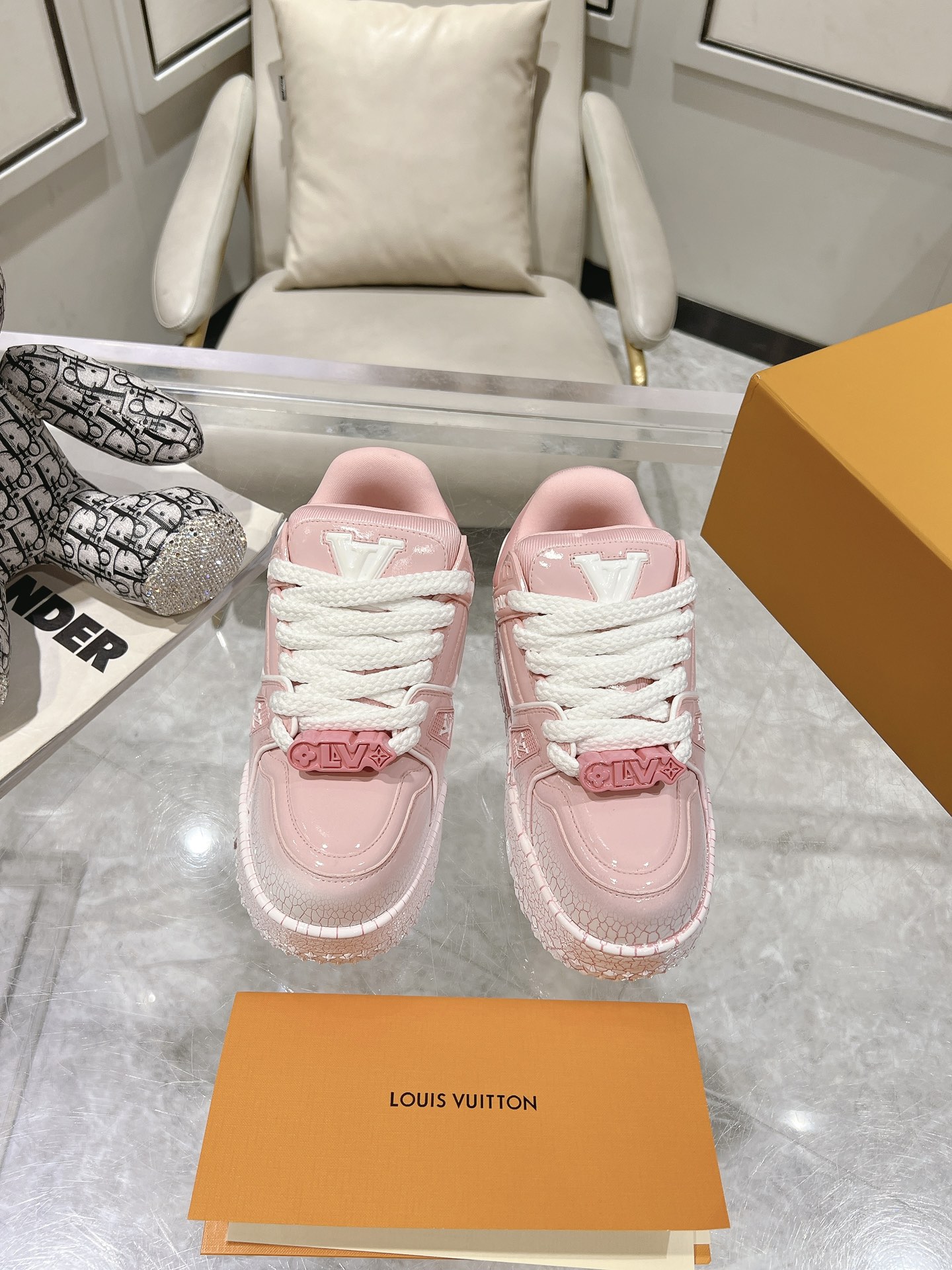 NO:421244,Shop around the latest colors Original development Official synchronization Luxury full-set packaging Certified Louis Vuitton new casual shoes Virgil Abloh macaron series draws inspiration from retro basketball shoes to create the popular LVTraine sneakers. This shoe is an iconic Monogram pattern imprinted with granular cowhide leather, and creates a new classic design with smooth cowhide leather. Exclusive custom cowhide 1:1 All edge cuts are processed and coated according to the original steps Exclusive private mold Vuitton logo, shoelaces TU combination into a sole wear-resistant, non-slip, and yellow. The original mold opens the sole also hides Monogram flowers. The process is full-computer needle car pulling wire. Toe, back cover, hot and cold processing is set. Full set of pull-up sleeves. : 35-45, casual shoes/sports shoes, louis  vuitton, louis vuitton,sneakers,cowhide19860909货比三家 最新颜色 原版开发 官方同步 豪华全套包装  已认证  路易威 lv vuitton新款休闲鞋 Virgil Abloh 马卡龙系列从复古篮球鞋汲取灵感,打造备受青睐的LVTraine 运动鞋.此款鞋履为粒面牛皮革压印标志性Monogram 图案,与 光滑牛皮革共同成就新经典设计. 独家定制牛皮1:1 所有切边口都按照原版的步骤加工涂边 独家私模Vuitton 标识,鞋带 TU组合成底耐磨防滑防黄 原版开模大底也深藏着Monogram 花卉 流程全电脑针车拉线.鞋头,后套,冷热加工定型.全套拉帮套楦. : 35-45,休闲鞋/运动鞋,louis vuitton,louis vuitton,sneakers,cowhide,Women's Shoes