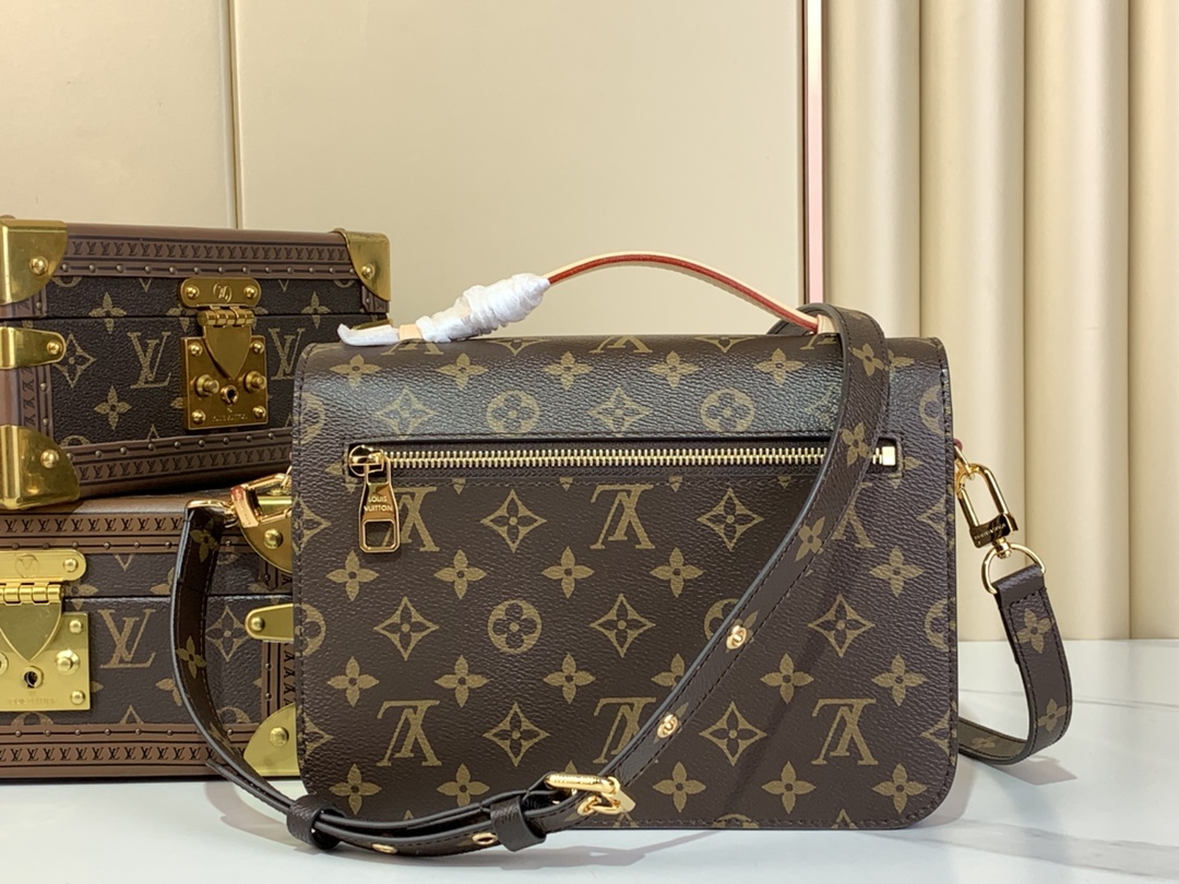【METIS邮差包】M40780 44875

本款 Pochette Métis 手袋采用 Monog