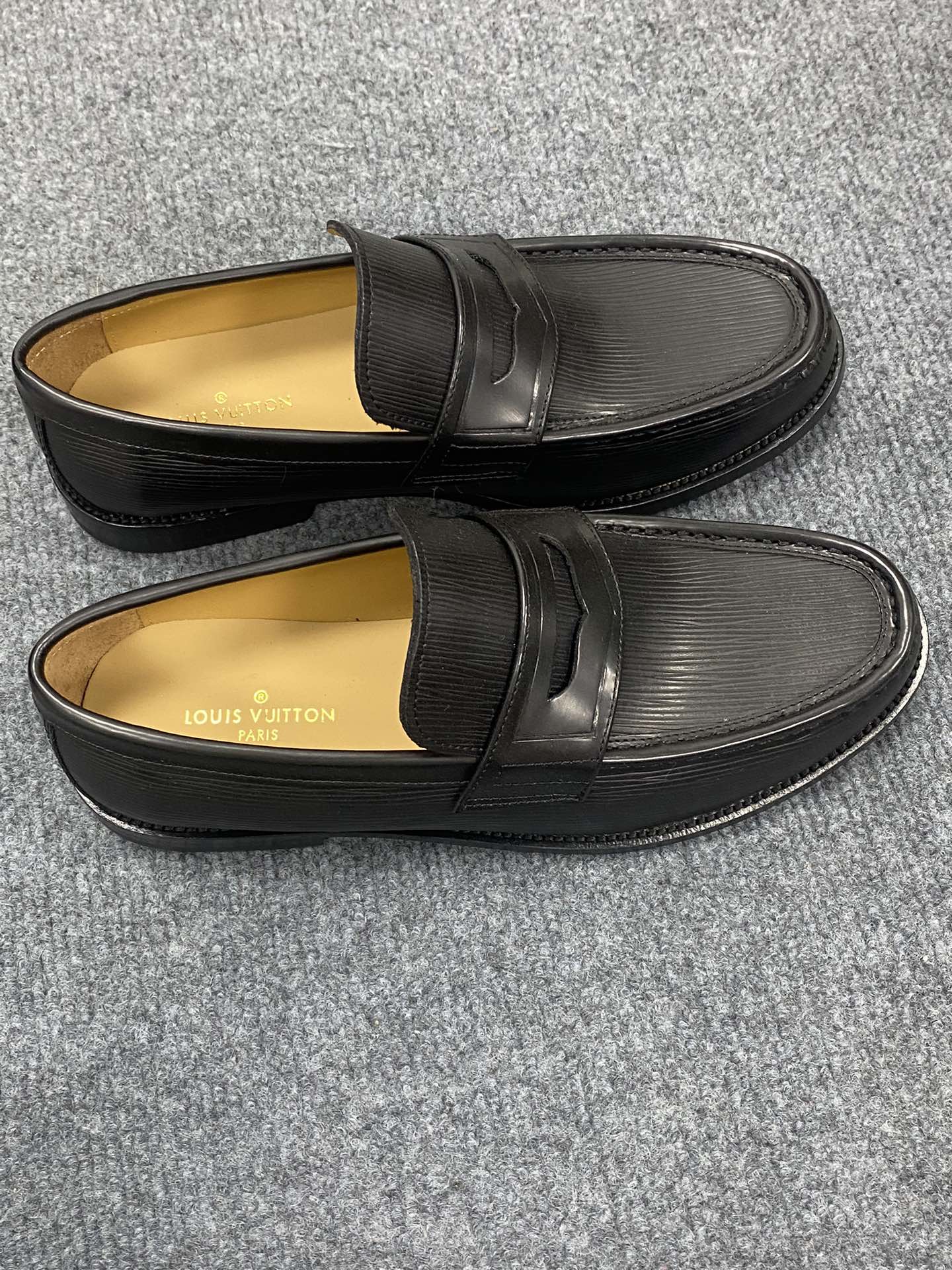 NO:270239,(All high-end boutique cowhide inner lining) LV's latest genuine leather business suit shoes are on the market simultaneously, imported from Italy, first layer cowhide is made one to one, official website 1:1 (genuine leather sole). It is versatile, high-end and classy, ​​and the color combination is extraordinary. This four-season model is charming when worn on the feet and shows the temperament of the big brand. Standard code 38-45,, louis vuitton, business suit, cowhide, Leather soles19860909（全高端精品牛皮内里）LV最新真皮商务西装鞋官网同步上市,意大利进口 头层牛皮一比一重金打造,官网1:1 (真皮大底) .穿着百搭,高档不失档次,彩色搭配气度不凡.此款四季款,穿在脚上魅力四射尽显大牌气质.标准码38-45,,louis vuitton,business suit,cowhide,Leather soles,Men's shoes