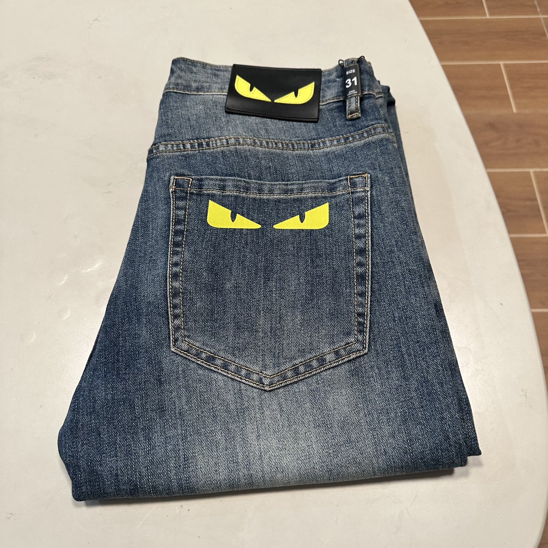 NO:423493,(Supports after-sales service after-sales service) FD Fendi exclusively offers new styles of jeans, high-end version!  Customized fabrics for counters are breathable and comfortable, with impeccable details, and the brand element design concept reflects high quality. The feel is delicate and soft!  It is casually cut, with a great upper body style!  Number of codes 29-38, fendi, jeans, alexander wang19860909（支持年后售后） FD 芬迪独家专供新款 牛仔裤,高端版本！专柜定制面料 透气舒适度高,细节无可挑剔,品牌元素设计理念,体现高品质.手感细腻柔软！呈现休闲裁剪,上身版型超赞！ 码数29-38,,fendi,jeans,alexander wang,Men's clothing