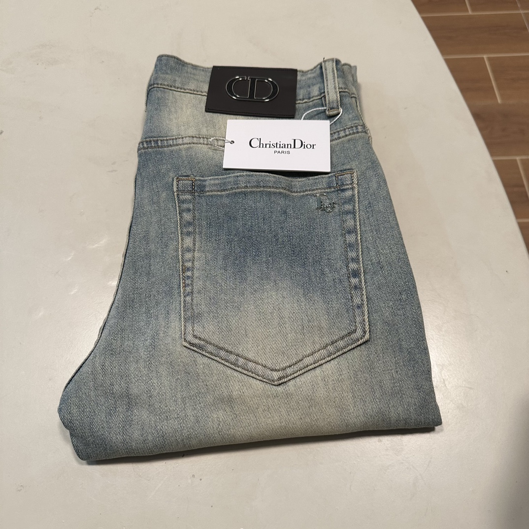 NO:423502,(Supports after-sales service after-sales service) DIOR exclusively offers new jeans, high-end version!  Customized fabrics for counters are breathable and comfortable, with impeccable details, and the brand element design concept reflects high quality. The feel is delicate and soft!  It is casually cut, with a great upper body style!  29-38, Dior, Dior, Jeans, Alexander wang19860909（支持年后售后） DIOR 迪奥独家专供新款 牛仔裤,高端版本！专柜定制面料 透气舒适度高,细节无可挑剔,品牌元素设计理念,体现高品质.手感细腻柔软！呈现休闲裁剪,上身版型超赞！ 码数29-38,,dior,dior,jeans,alexander wang,Men's clothing