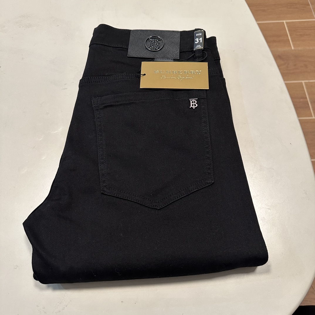 NO:423510,(Supports after-sales service after-sales service) BBR Burberry exclusively offers new jeans, high-end version!  Customized fabrics for counters are breathable and comfortable, with impeccable details, and the brand element design concept reflects high quality. The feel is delicate and soft!  It is casually cut, with a great upper body style!  Count 29-38, burberry, jeans, alexander wang19860909（支持年后售后） BBR 巴宝莉独家专供新款 牛仔裤,高端版本！专柜定制面料 透气舒适度高,细节无可挑剔,品牌元素设计理念,体现高品质.手感细腻柔软！呈现休闲裁剪,上身版型超赞！ 码数29-38,,burberry,jeans,alexander wang,Men's clothing