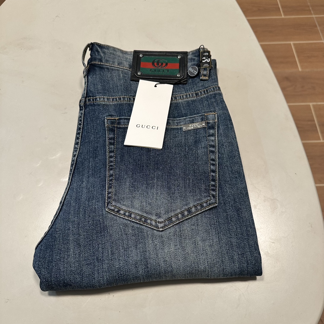 NO:423433,(Supports after-sales service after-sales service after-sales service) GU Gucci exclusively offers new styles of jeans, high-end version!  Customized fabrics for counters are breathable and comfortable, with impeccable details, and the brand element design concept reflects high quality. The feel is delicate and soft!  It is casually cut, with a great upper body style!  Count 29-38, gucci, jeans, alexander wang19860909（支持年后售后） GU 古驰独家专供新款 牛仔裤,高端版本！专柜定制面料 透气舒适度高,细节无可挑剔,品牌元素设计理念,体现高品质.手感细腻柔软！呈现休闲裁剪,上身版型超赞！ 码数29-38,,gucci,jeans,alexander wang,Men's clothing