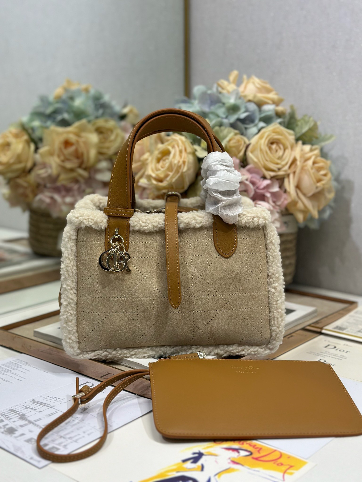 NO:385114,Small D ior Toujours handbag 'Beef Suede' Beige suede and brown cowhide fur integrated # This D ior Toujours handbag was released in the 2024 Winter Series launch show, with a unique casual and practical design. It is carefully crafted from beige suede, decorated with oversized rattan plaid lattice thread, spacious internal compartment paired with a small bag, which neatly stores various daily necessities. It has a leather lace-up closure, which can safely store all kinds of items, and also has CD Lock letter D knob closure, which can adjust both sides to enhance the style. Small style, leather handles with adjustable details, can be easily carried. Double-close design is slim lace-up and Christian D ior Paris lace-up C D Lock buckle D.I.O.R.  Suspension Removable internal pouch Adjustable leather handle Model 1188 Dimensions 23 x 14 x 12 cm (L x H x W) Can hold 1 cell phone, 2 card clips, sunglasses and lipstick, Dior, dior, cowhide19860909小号 D ior Toujours 手袋「牛绒拼皮」 米色绒面革和棕色牛皮革皮毛一体# 这款 D ior Toujours 手袋于二零二四冬季系列发布秀精彩亮相,休闲实用的设计别具一格.采用米色绒面革精心制作,饰以超大藤格纹缉面线,宽敞的内部隔层搭配小袋,可整齐收纳各种日常用品.设有皮革系带开合,可安全收纳各种物品,另有 CD Lock 字母 D 旋钮式开合,可调节两侧,提升格调.小号款式,皮革手柄带有可调节细节,可轻松手提. 双开合设计纤细系带和 Christian D ior Paris 系带搭配 C D Lock 扣环 D.I.O.R. 吊饰 可拆卸内部小袋 可调节皮革手柄 型号1188 尺寸23 x 14 x 12 厘米（长 x 高 x 宽） 可收纳 1 部手机、2 个卡夹、太阳眼镜和唇膏,迪奥,dior,cowhide,Bag