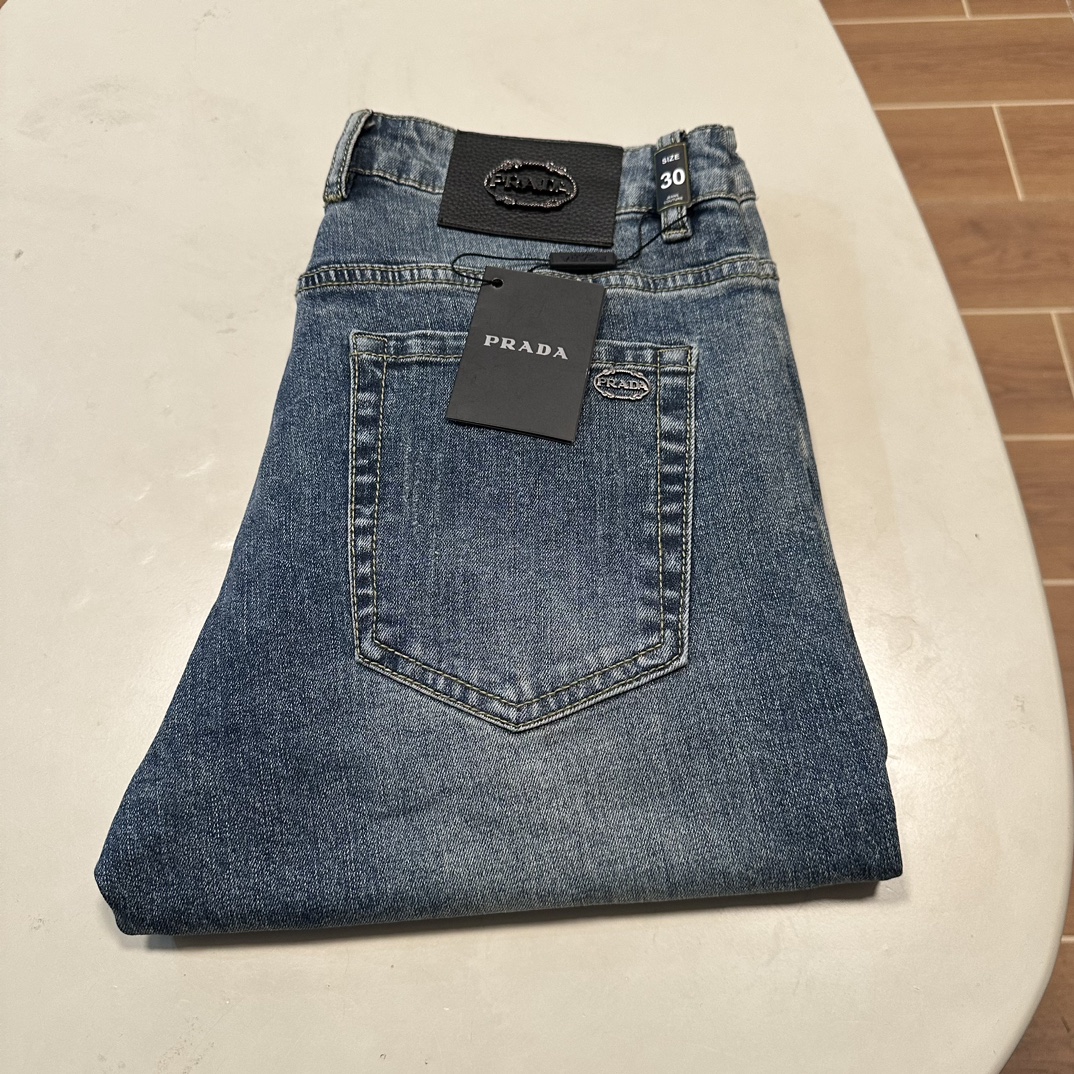 NO:423459,(Supports after-sales service after-sales service) PRA Prada exclusively offers new jeans, high-end version!  Customized fabrics for counters are breathable and comfortable, with impeccable details, and the brand element design concept reflects high quality. The feel is delicate and soft!  It is casually cut, with a great upper body style!  Count 29-38, prada, prada, jeans, alexander wang19860909（支持年后售后） PRA 普拉达独家专供新款 牛仔裤,高端版本！专柜定制面料 透气舒适度高,细节无可挑剔,品牌元素设计理念,体现高品质.手感细腻柔软！呈现休闲裁剪,上身版型超赞！ 码数29-38,,prada,prada,jeans,alexander wang,Men's clothing