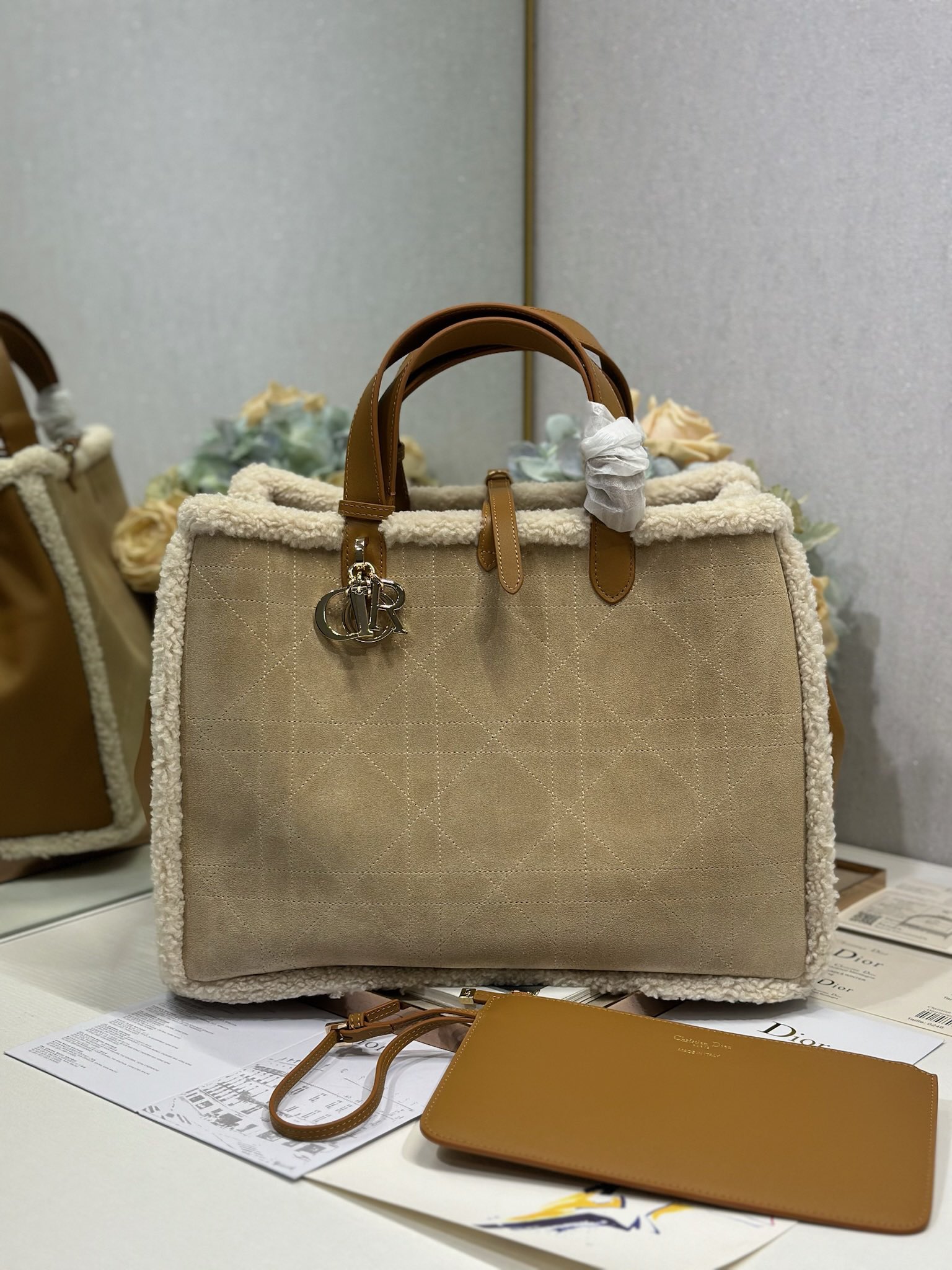 NO:385134,Large D ior Toujours handbag 'Beef Suede' Beige suede and brown cowhide fur # This D ior Toujours handbag was released in the 2024 Winter Series launch show, with a unique casual and practical design. It is carefully crafted from beige suede, decorated with oversized rattan plaid styling thread, spacious internal compartment paired with a small bag, which neatly stores various daily necessities. It has a leather lace-up closure, which can safely store all kinds of items, and also has CD Lock letter D knob closure, which can adjust both sides to enhance the style. Large style, leather handles with adjustable details, which can be easily carried. The double-closing design is slim lace-up and Christian D ior Paris lace-up C D Lock buckle D.I.O.R.  Pendant Removable internal pouch Adjustable leather handle Model 1188 Dimensions 37 x 27 x 21 cm (L x H x W) Spacious space for 1 15-inch laptop, 1 pouch, 1 cell phone, 2 card clips, sunglasses and lipstick, Dior, cowhide19860909大号 D ior Toujours 手袋「牛绒拼皮」 米色绒面革和棕色牛皮革皮毛一体# 这款 D ior Toujours 手袋于二零二四冬季系列发布秀精彩亮相,休闲实用的设计别具一格.采用米色绒面革精心制作,饰以超大藤格纹缉面线,宽敞的内部隔层搭配小袋,可整齐收纳各种日常用品.设有皮革系带开合,可安全收纳各种物品,另有 CD Lock 字母 D 旋钮式开合,可调节两侧,提升格调.大号款式,皮革手柄带有可调节细节,可轻松手提. 双开合设计纤细系带和 Christian D ior Paris 系带搭配 C D Lock 扣环 D.I.O.R. 吊饰 可拆卸内部小袋 可调节皮革手柄 型号1188 尺寸37 x 27 x 21 厘米（长 x 高 x 宽） 空间宽敞,可收纳 1 部 15 英寸笔记本电脑、1 个小袋、1 部手机、2 个卡夹、太阳眼镜和唇膏,迪奥,dior,cowhide,Bag