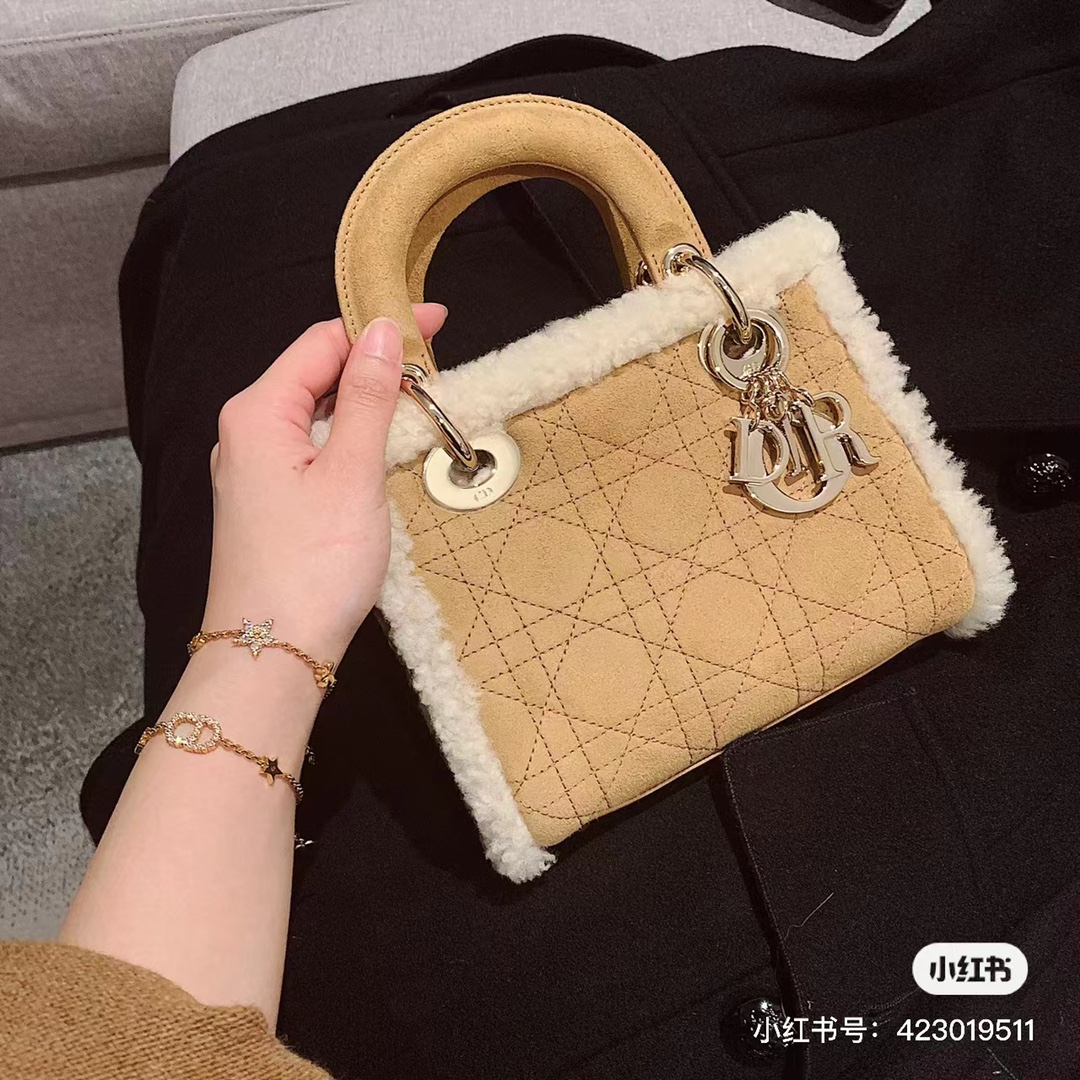 NO:385144,Princess Diana's three-grid apricot hair skin # upper body rendering ① Model, Dior, dior19860909戴妃三格杏毛拼皮#上身效果图 ① 型号,迪奥,dior,Bag