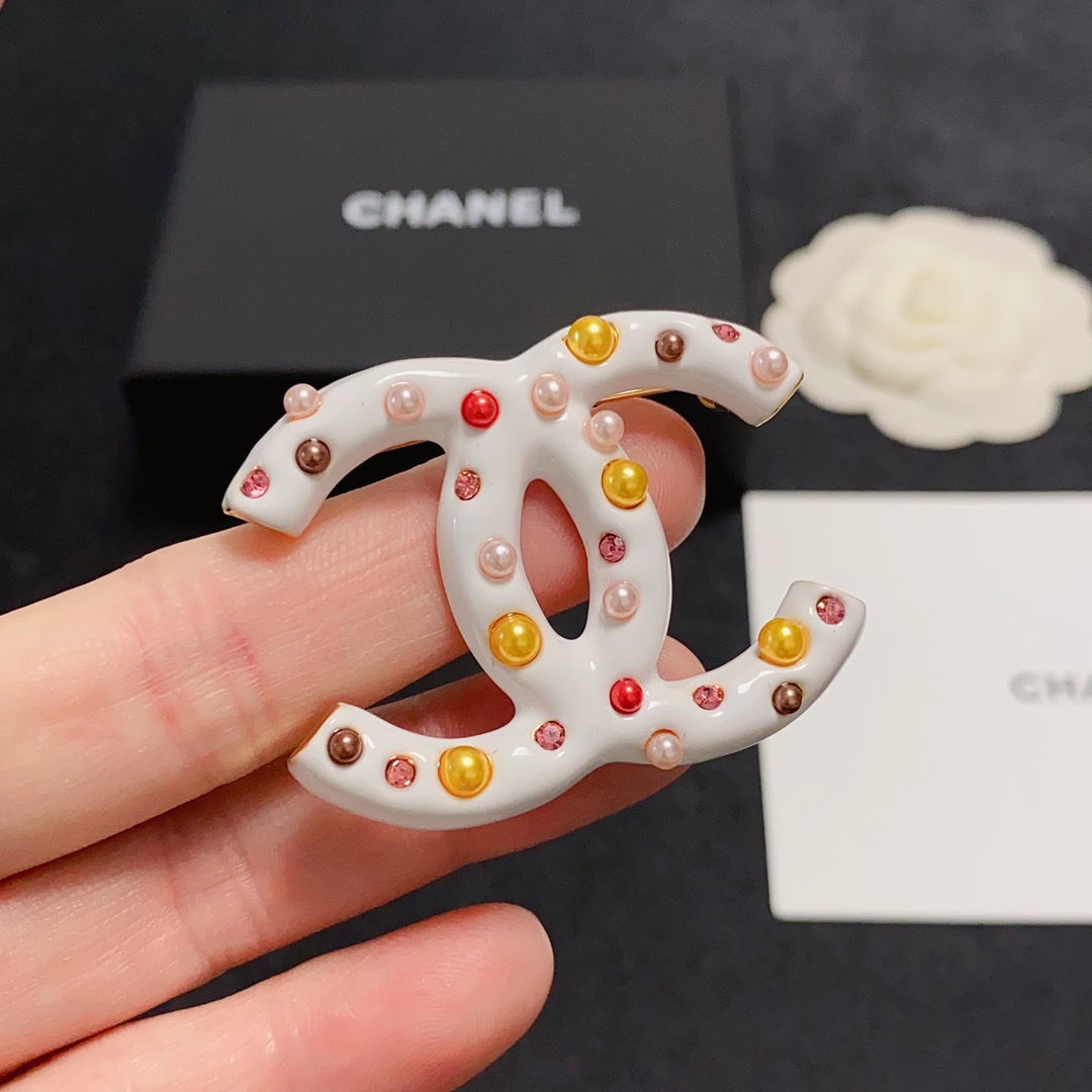 NO:108515,CHANEL Xiaoxiang The new style of the counter is the ancient white with colored pearls and diamond Chanel brooch, which is the most familiar with women. Women who devote all their efforts to be themselves often cherish the meaning of the brooch more. Ms. Chanel pinned the brooch on the hat and told those fashionable ladies who imitated her [breasts are very practical, they can be pinned on the suit collar, pocket, hat, belt or evening dress, jewelry boutique, chanel, chanel, business suit, brooch, breastpin, hats19860909CHANEL小香 专柜新款中古白色搭配彩色珍珠和钻香奈儿胸针,是最懂女人的饰物.那些倾注了全部心血去做自己的女人,往往更珍惜胸针的意义.香奈儿女士把胸针别在帽子上,并告诉那些模仿她的时髦女士们[胸针可是非常实用,它可以别在西装领上、口袋上、帽子上、腰带上或者是晚礼服上,饰品精品,chanel,chanel,business suit,brooch，breastpin,hats,Jewelry