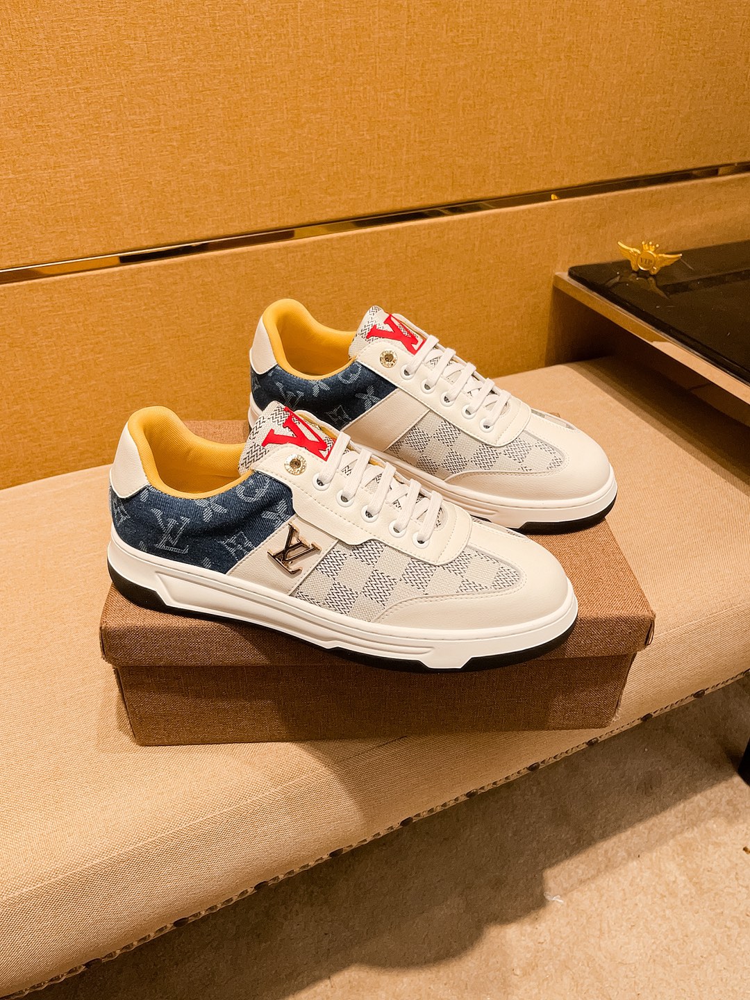 NO:347219,【LV】 Louis Vuitton men's shoes high-end brand Official website 11's latest masterpiece upper is made of Italian official website original special technology fabric with top layer cowhide. The original comfortable and breathable inner lining is made of original designated anti-slip sole to make walking more convenient and comfortable!  Exclusive new style, amazing work, beautiful 11 ​​replica [color] compared to the official quality!  Create a fashionable personality to set off your uniqueness!  Must-have for trendy men!, Size: 38-44. Color. 2 colors available, louis vuitton, louis vuitton, cowhide19860909【LV】路易威登 男鞋高端品牌 官网11最新力作鞋面采用意大利官网原版专用科技布面料搭配头层牛皮 原版舒适透气内里原版指定防滑大底制作让行走更加便捷舒适！独家新款,惊世之作,与官方的质量相比美的11复刻[色]！打造时尚个性衬托你的与众不同！潮男必备! ,尺码:38－44.颜色.2色可选,,louis vuitton,louis vuitton,cowhide,Men's shoes